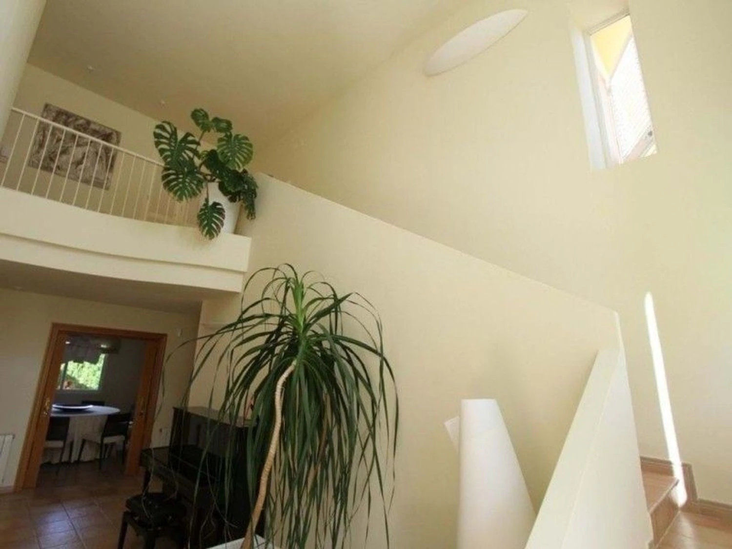 Luxury avant-garde villa with spacious areas in the exclusive Coblanca Urbanization.