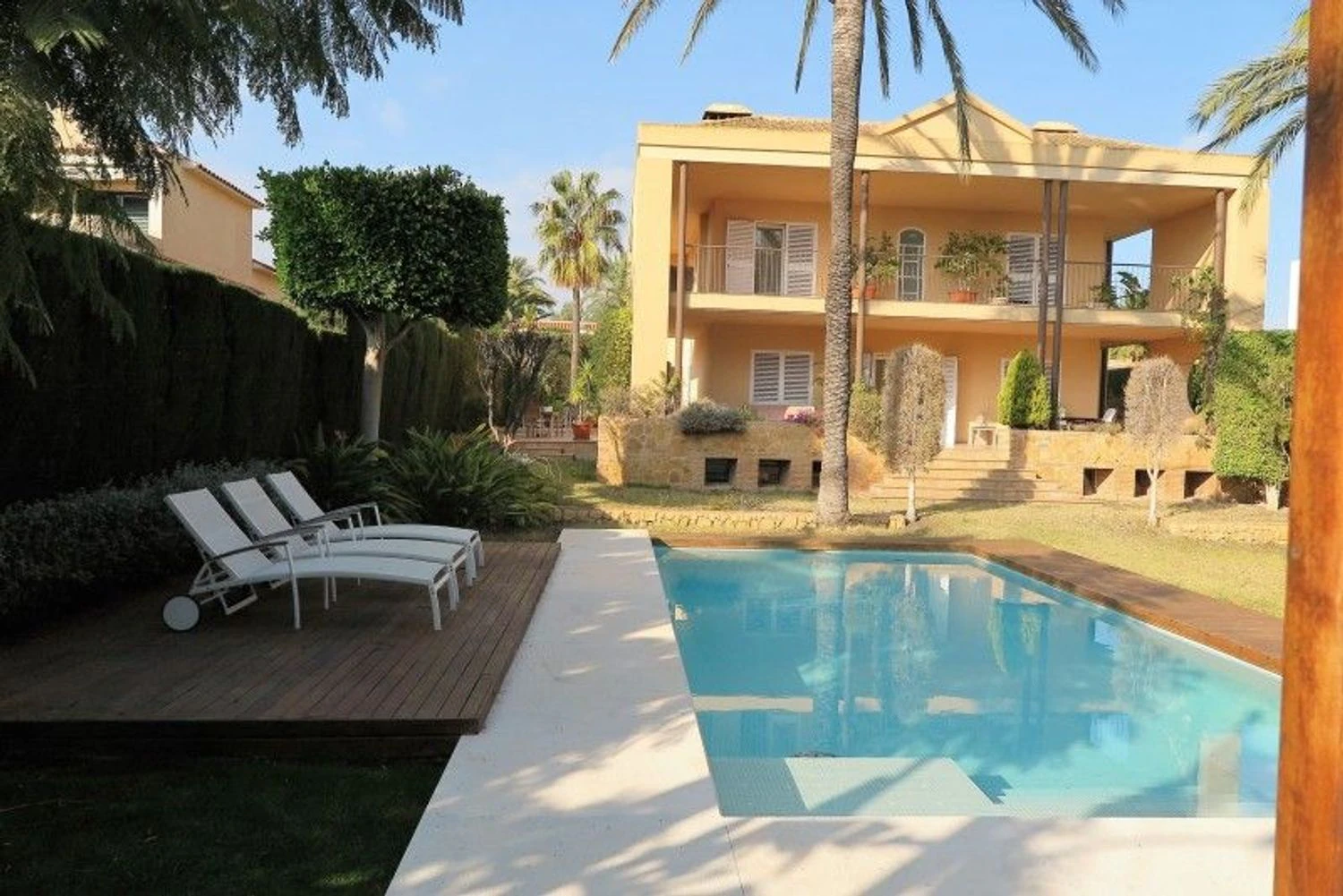 Luxury avant-garde villa with spacious areas in the exclusive Coblanca Urbanization.