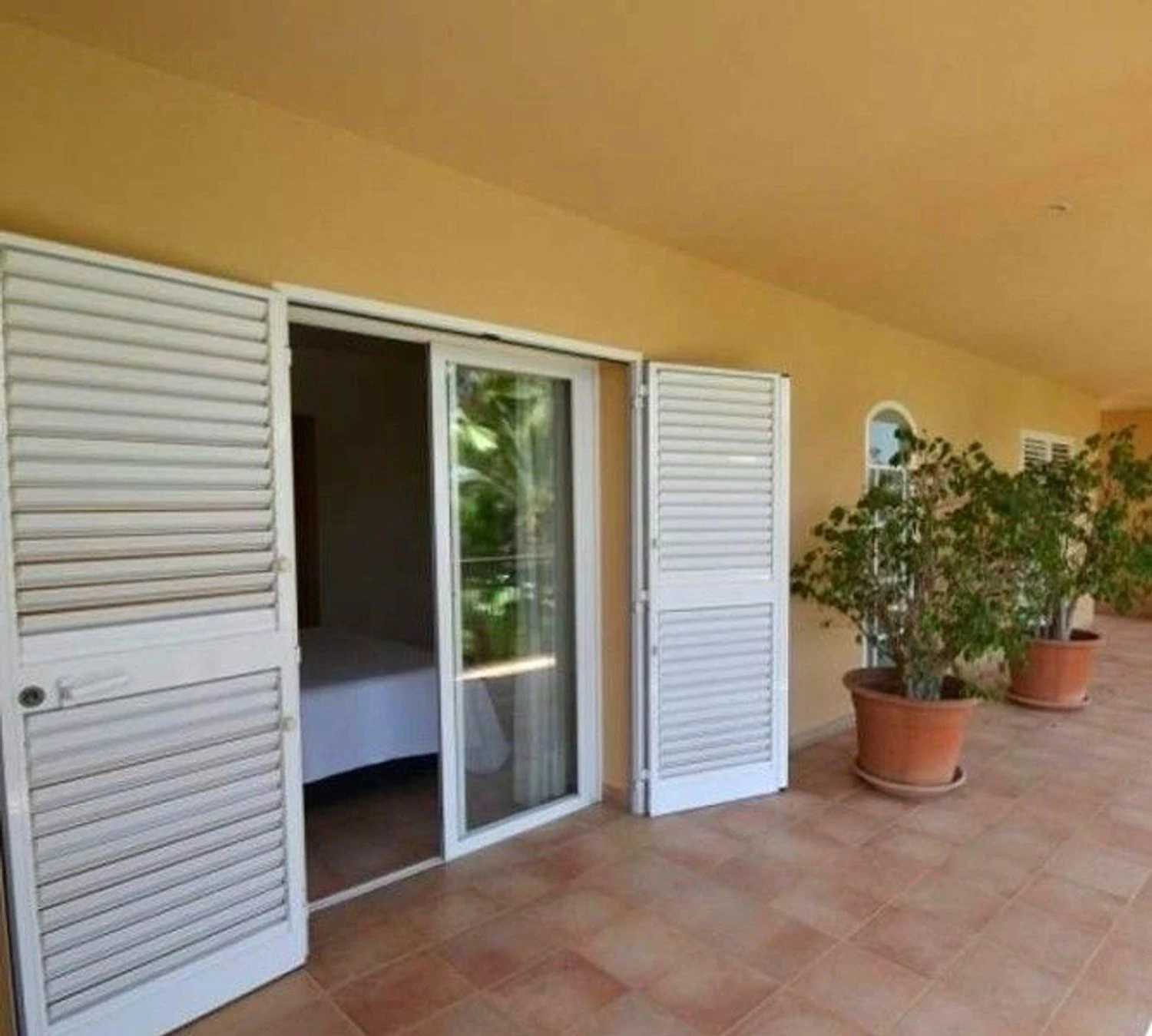 Luxury avant-garde villa with spacious areas in the exclusive Coblanca Urbanization.