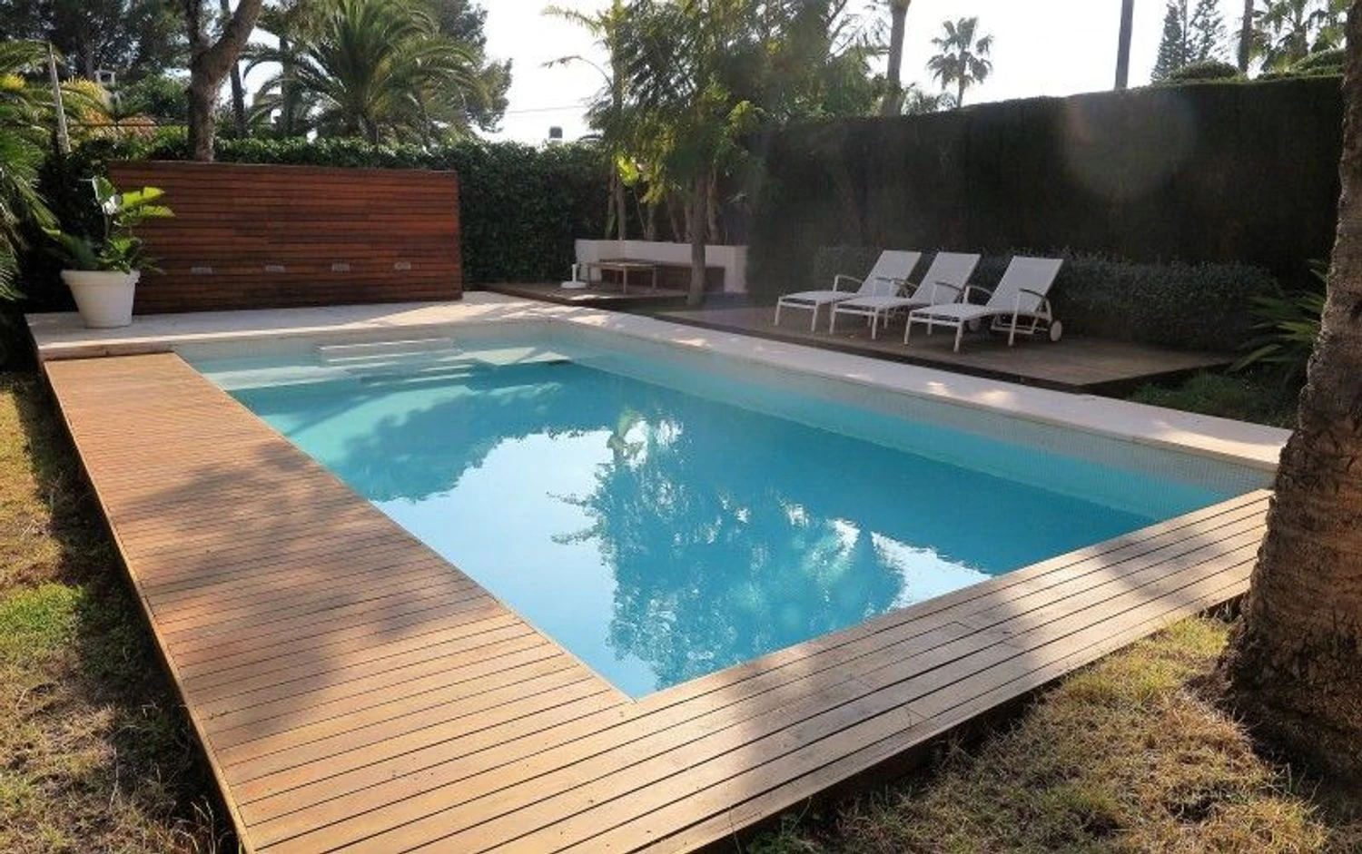 Luxury avant-garde villa with spacious areas in the exclusive Coblanca Urbanization.