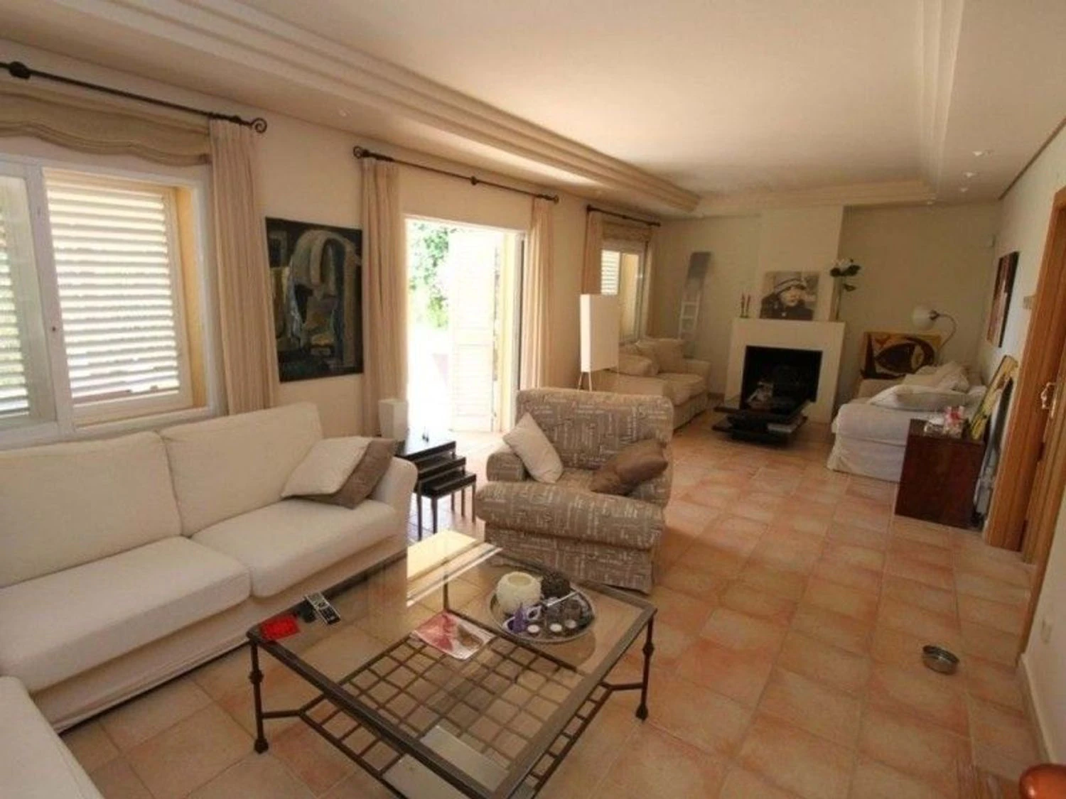 Luxury avant-garde villa with spacious areas in the exclusive Coblanca Urbanization.