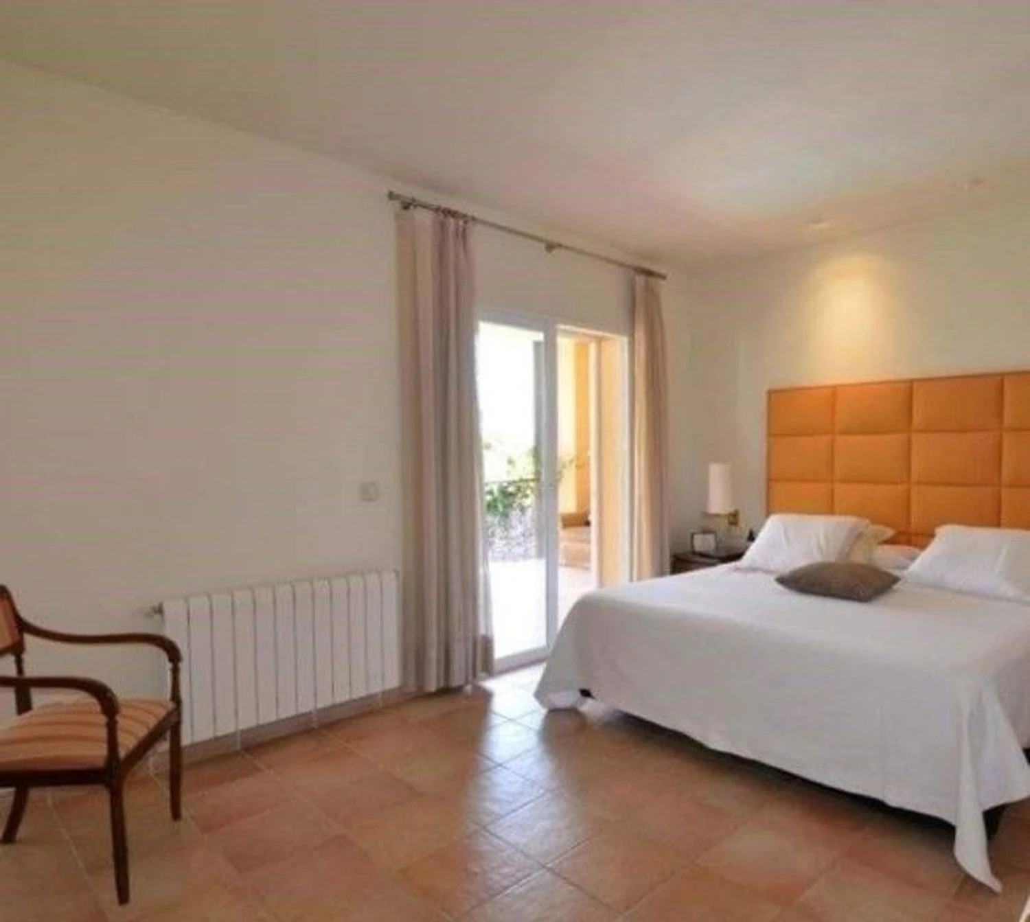 Luxury avant-garde villa with spacious areas in the exclusive Coblanca Urbanization.