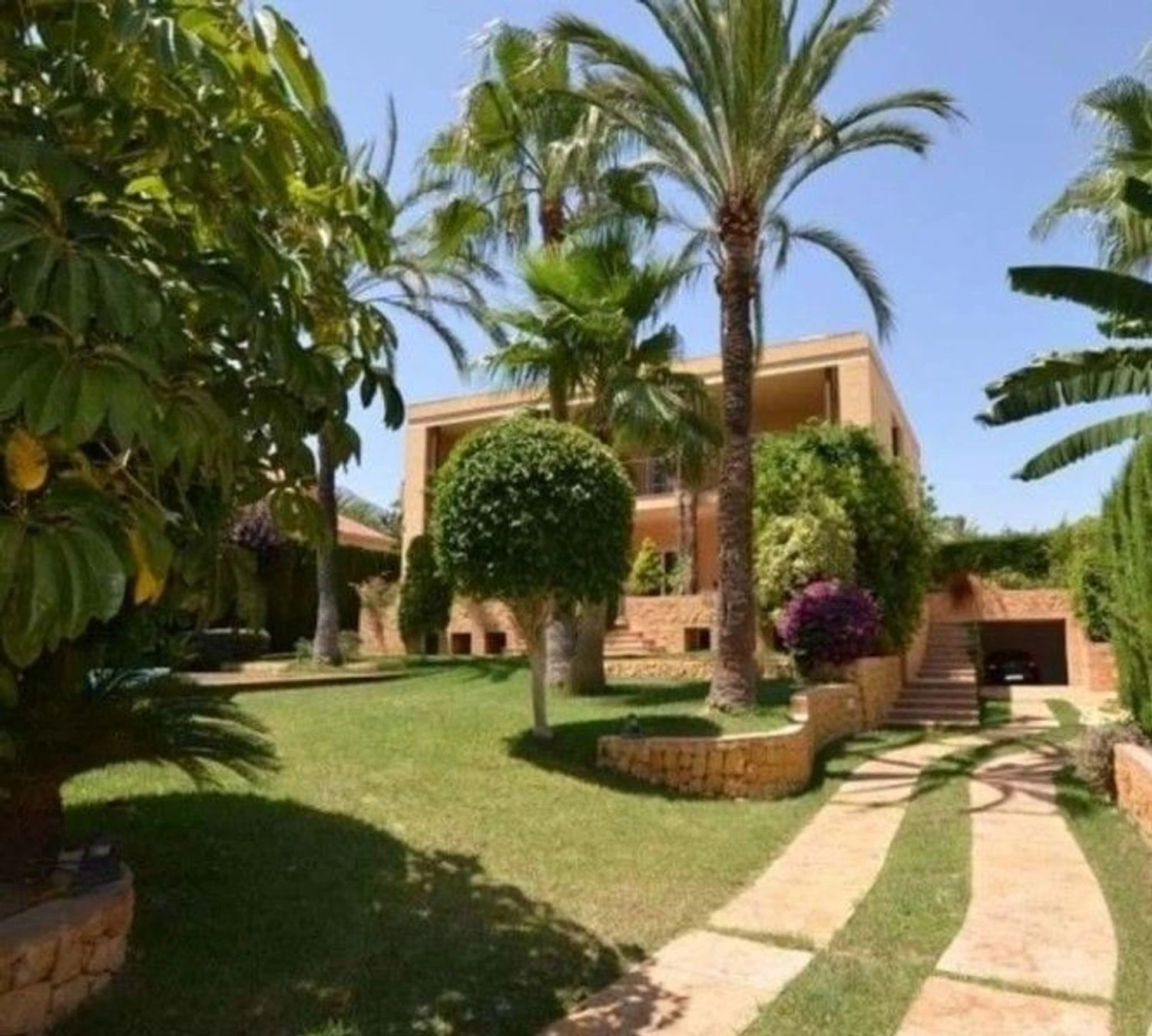 Luxury avant-garde villa with spacious areas in the exclusive Coblanca Urbanization.