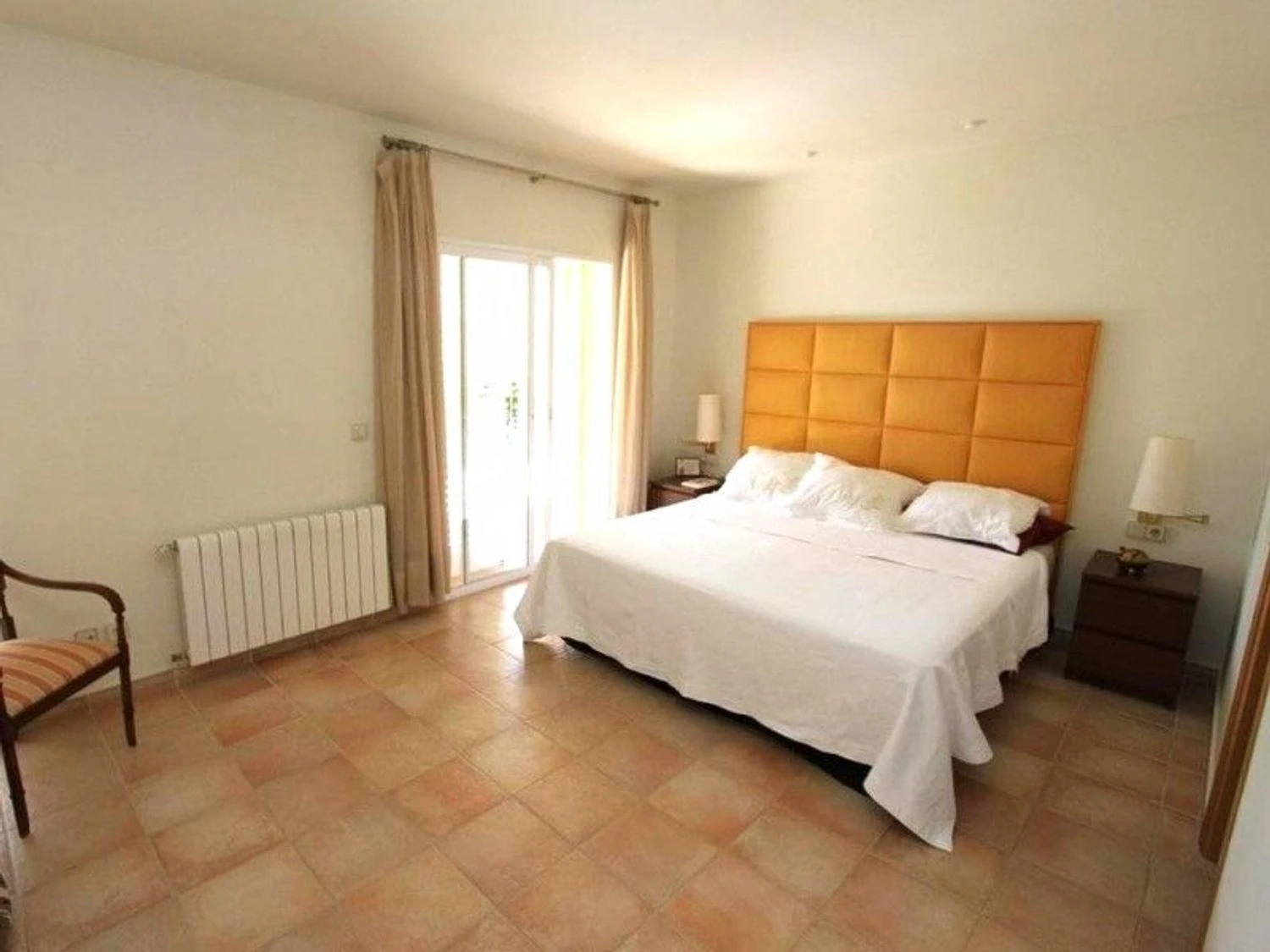 Luxury avant-garde villa with spacious areas in the exclusive Coblanca Urbanization.