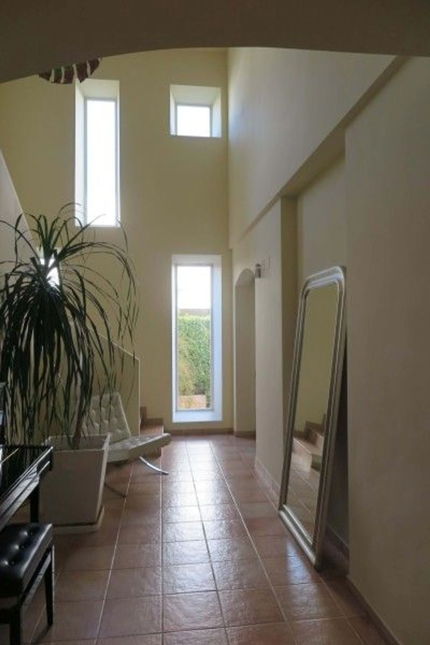 Luxury avant-garde villa with spacious areas in the exclusive Coblanca Urbanization.