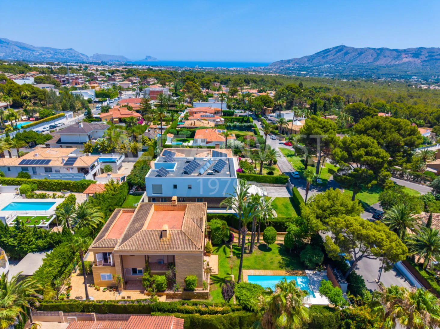1568 - Luxury avant-garde villa with spacious areas in the exclusive Coblanca Urbanization