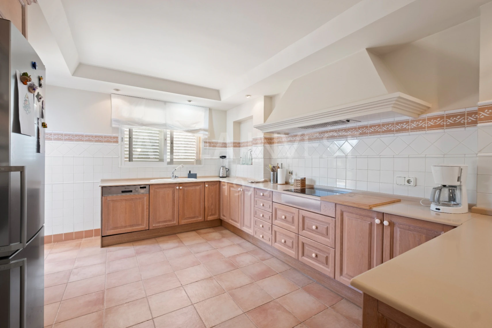 1568 - Luxury avant-garde villa with spacious areas in the exclusive Coblanca Urbanization