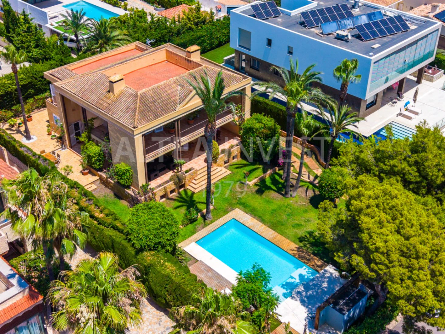 1568 - Luxury avant-garde villa with spacious areas in the exclusive Coblanca Urbanization