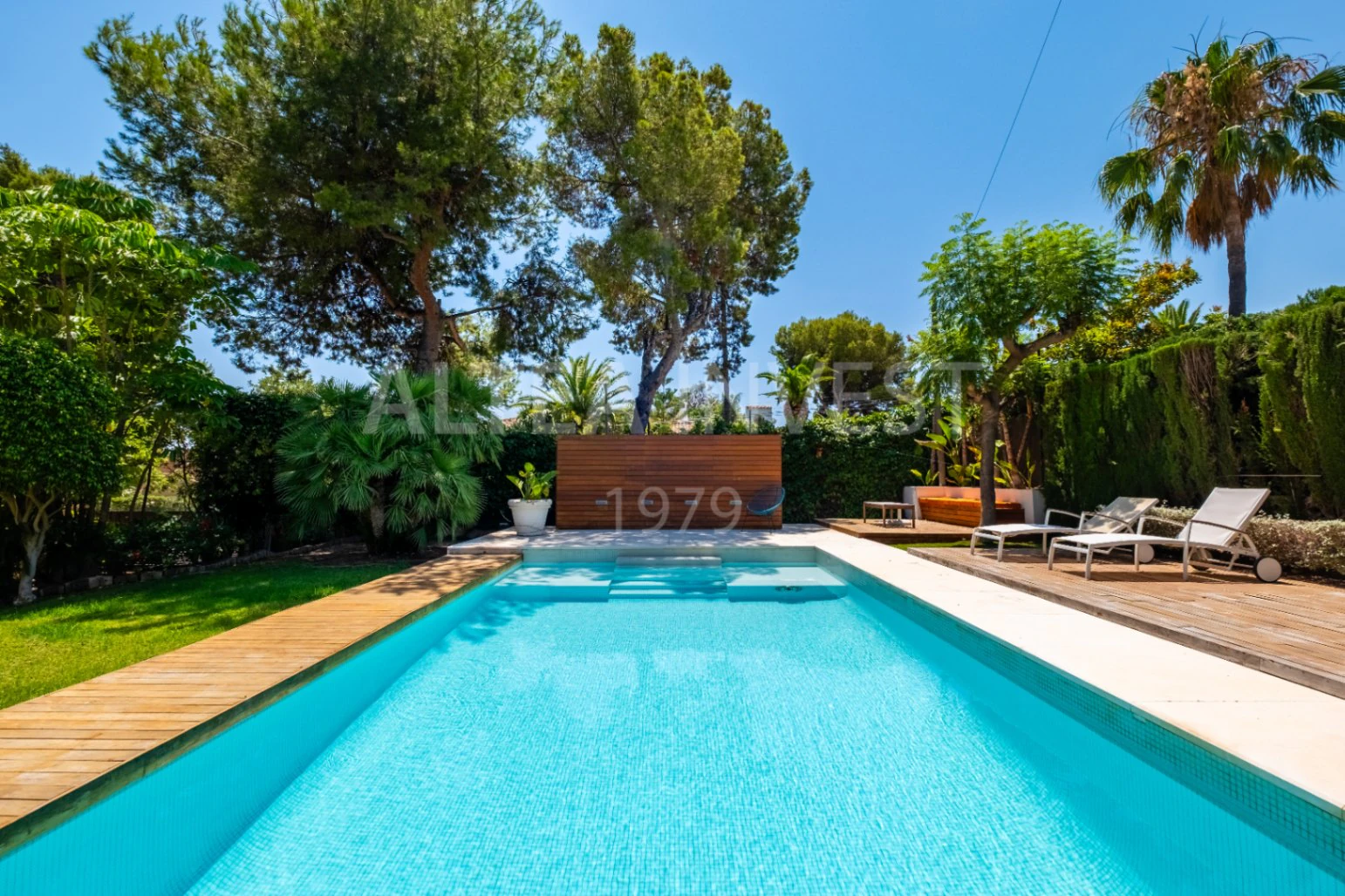 1568 - Luxury avant-garde villa with spacious areas in the exclusive Coblanca Urbanization