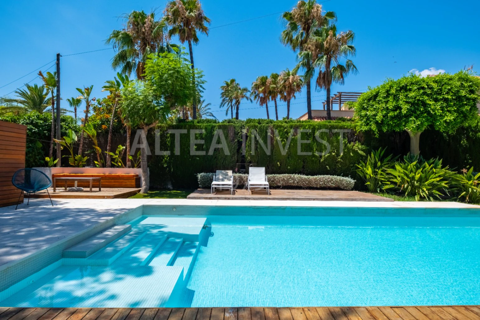 1568 - Luxury avant-garde villa with spacious areas in the exclusive Coblanca Urbanization