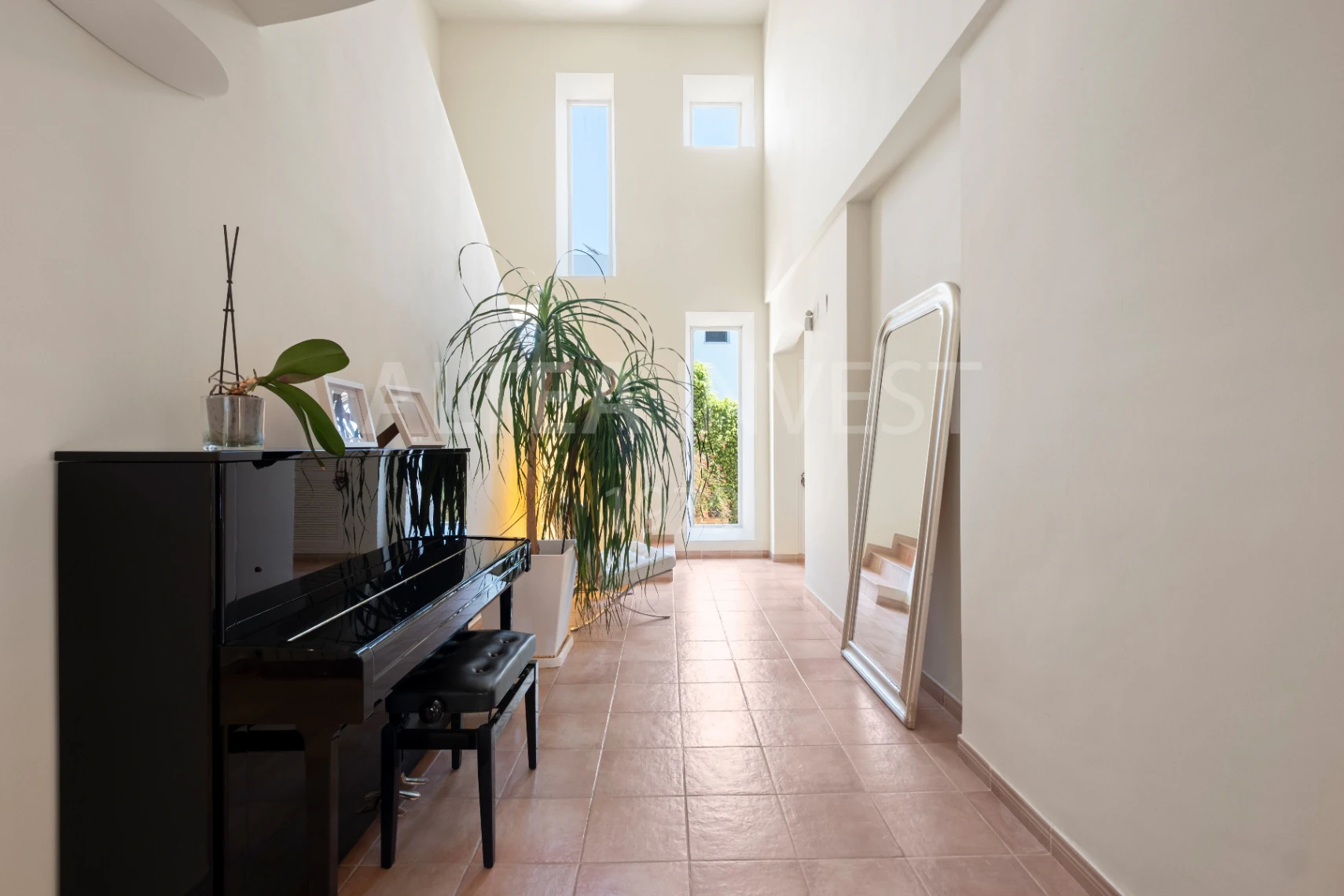 1568 - Luxury avant-garde villa with spacious areas in the exclusive Coblanca Urbanization