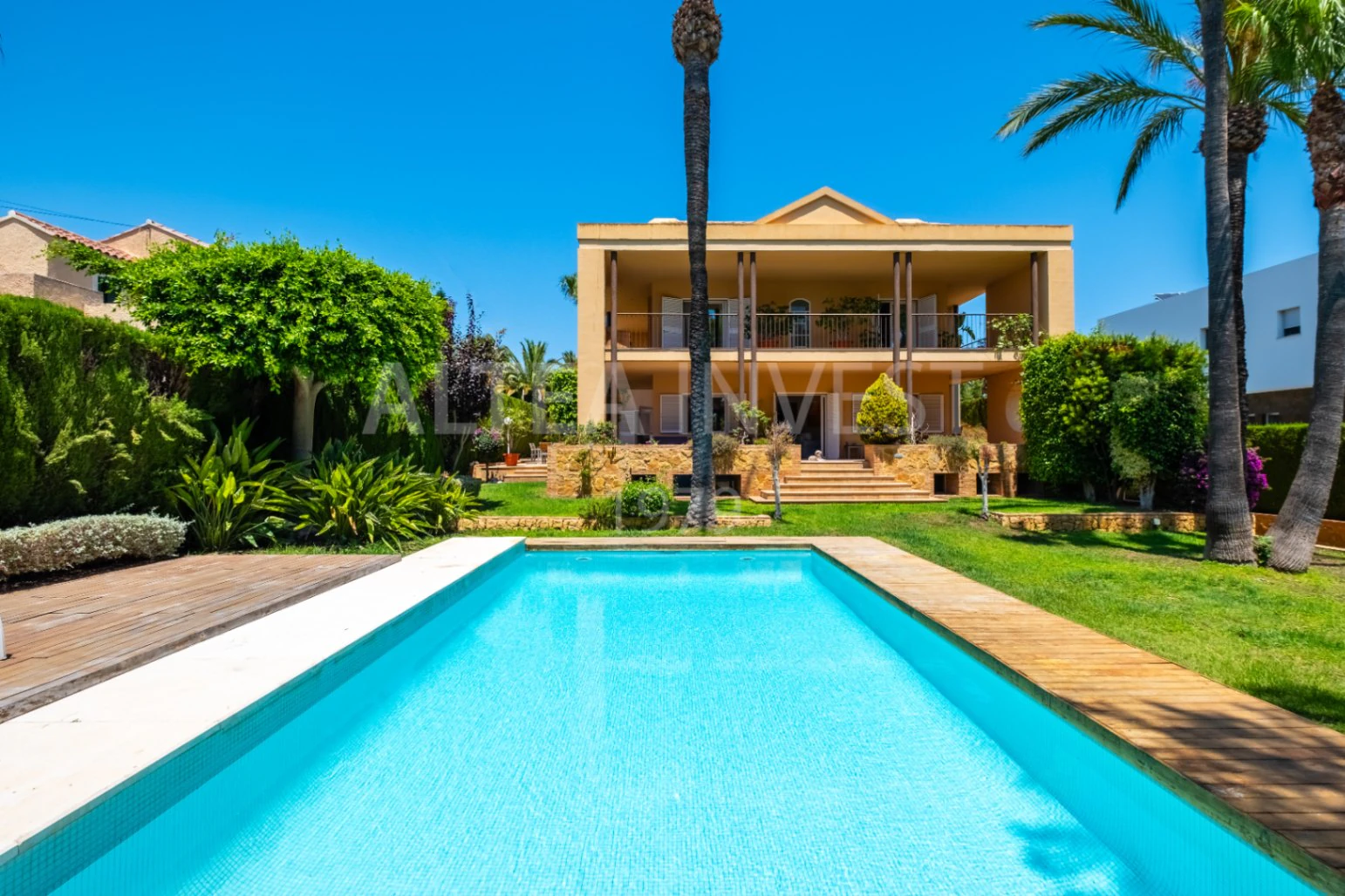 1568 - Luxury avant-garde villa with spacious areas in the exclusive Coblanca Urbanization