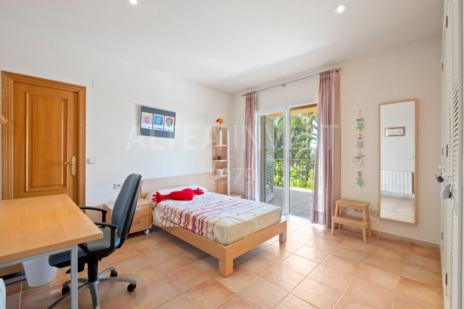1568 - Luxury avant-garde villa with spacious areas in the exclusive Coblanca Urbanization