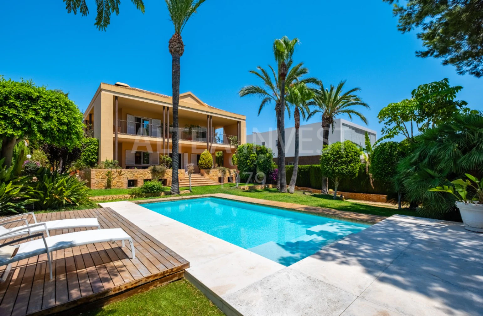 1568 - Luxury avant-garde villa with spacious areas in the exclusive Coblanca Urbanization