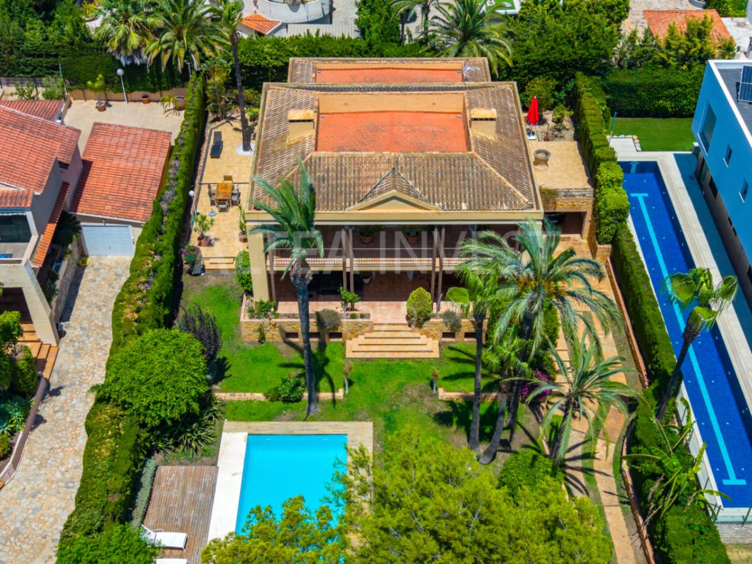 1568 - Luxury avant-garde villa with spacious areas in the exclusive Coblanca Urbanization