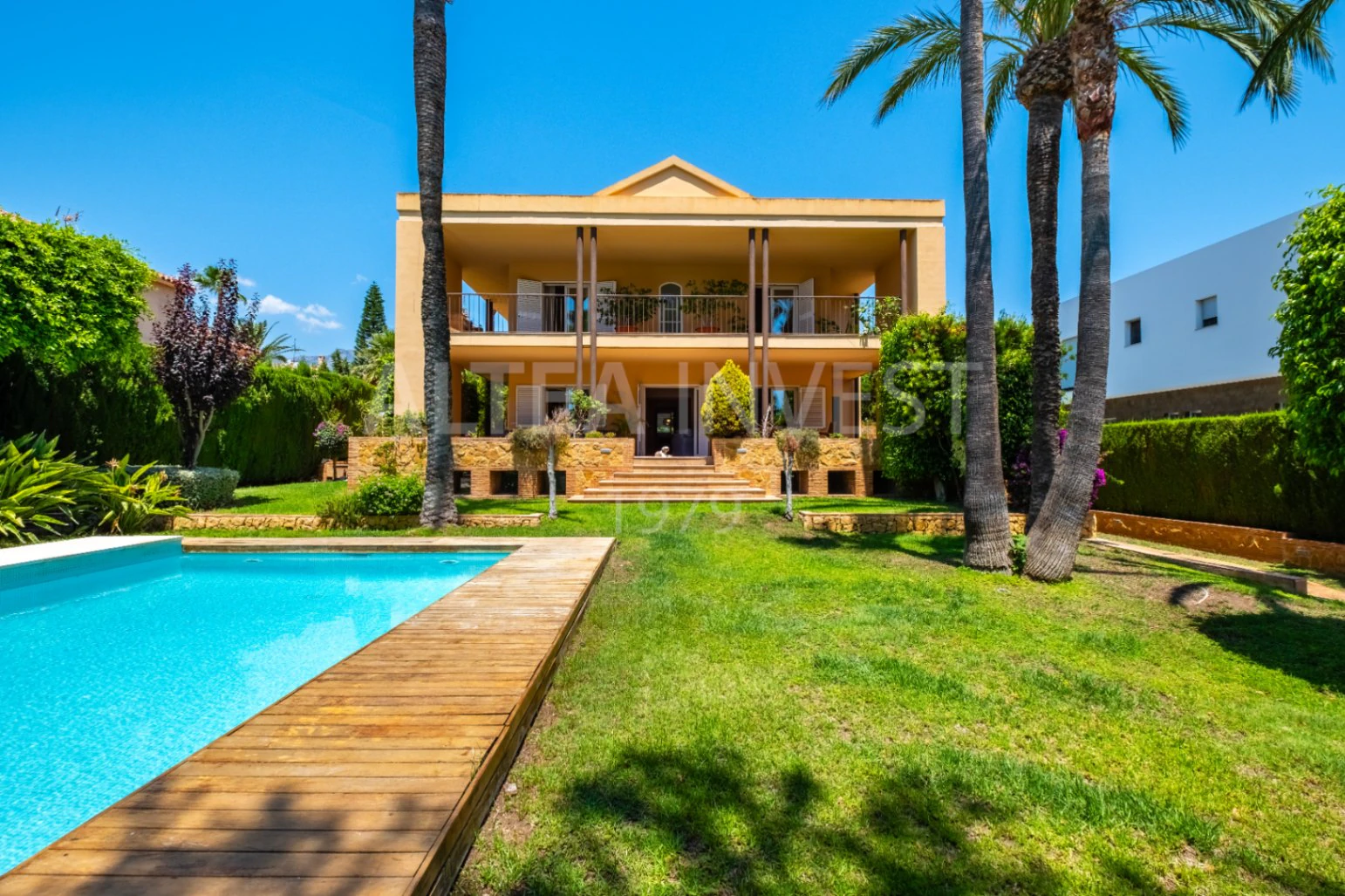 1568 - Luxury avant-garde villa with spacious areas in the exclusive Coblanca Urbanization