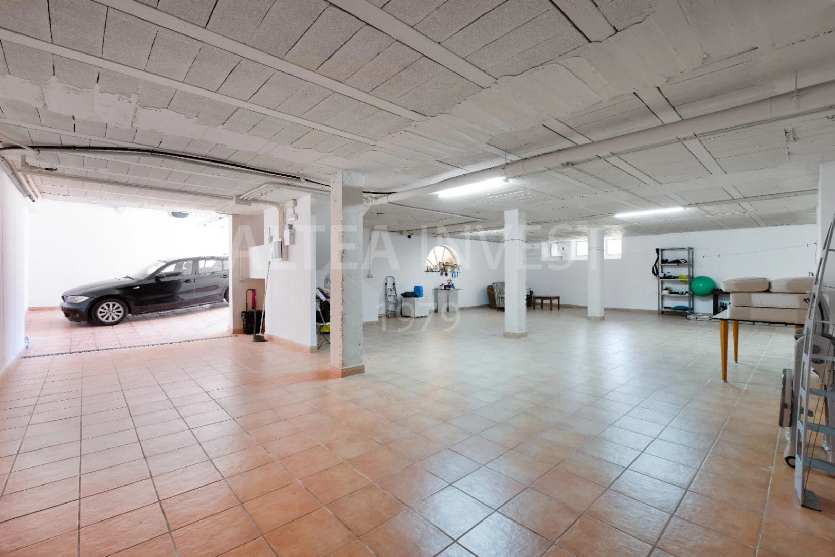 1568 - Luxury avant-garde villa with spacious areas in the exclusive Coblanca Urbanization