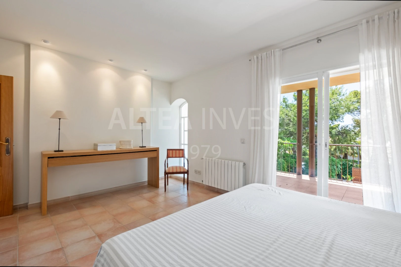 1568 - Luxury avant-garde villa with spacious areas in the exclusive Coblanca Urbanization