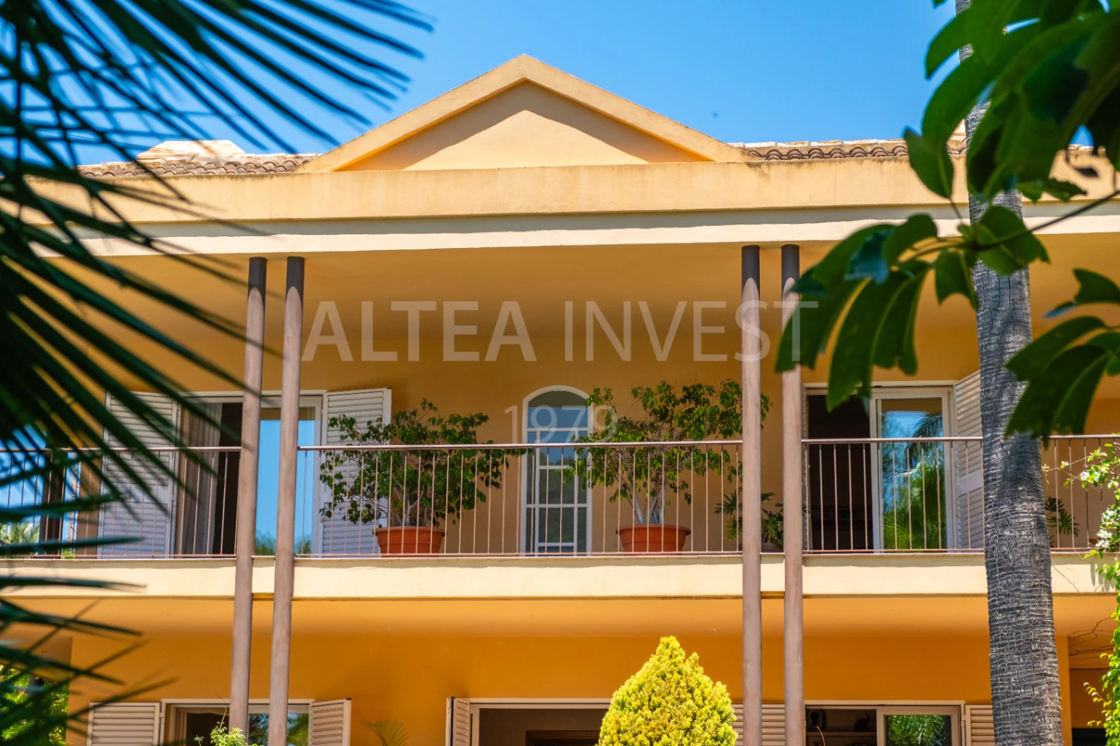 1568 - Luxury avant-garde villa with spacious areas in the exclusive Coblanca Urbanization