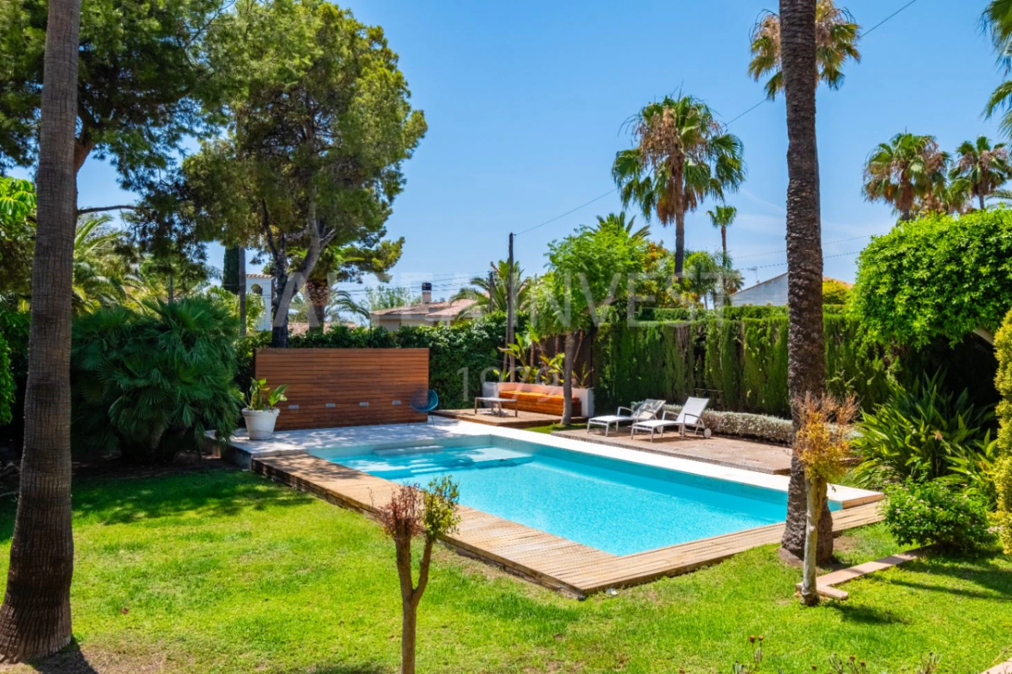 1568 - Luxury avant-garde villa with spacious areas in the exclusive Coblanca Urbanization