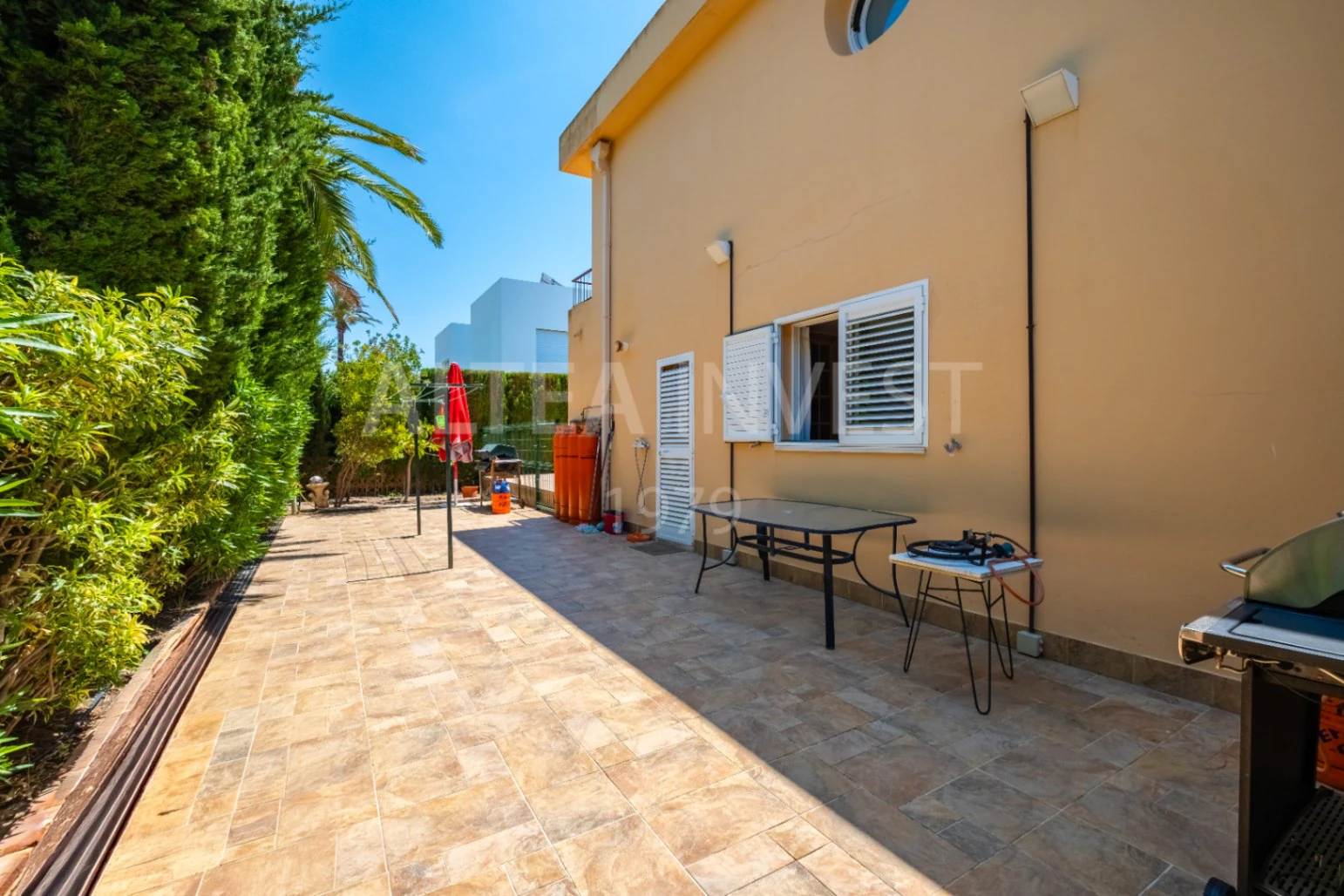 1568 - Luxury avant-garde villa with spacious areas in the exclusive Coblanca Urbanization