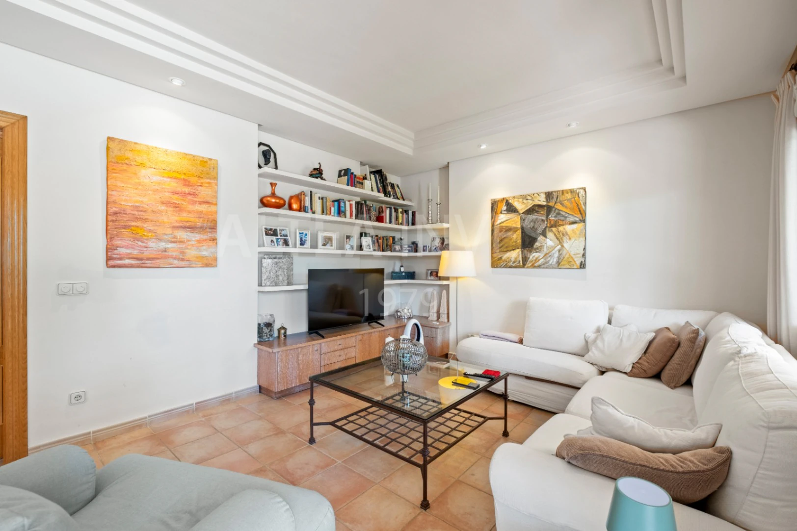 1568 - Luxury avant-garde villa with spacious areas in the exclusive Coblanca Urbanization