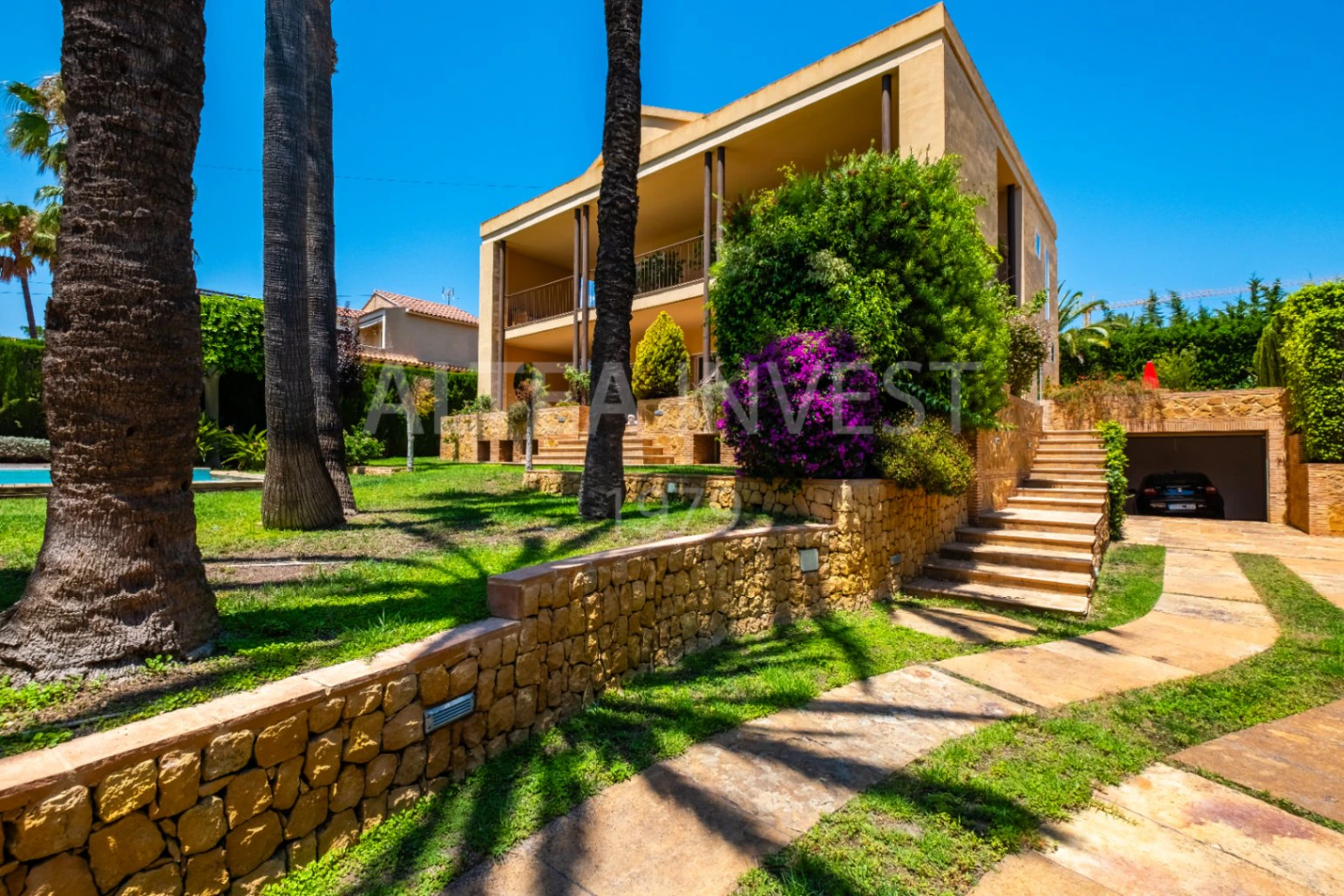 1568 - Luxury avant-garde villa with spacious areas in the exclusive Coblanca Urbanization