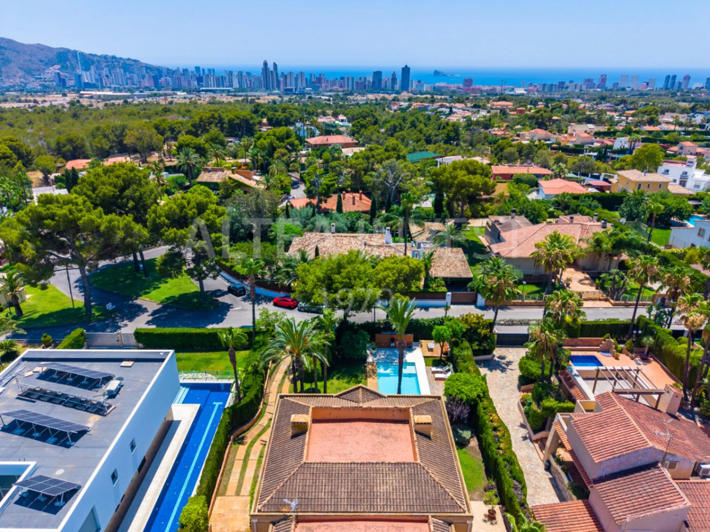 1568 - Luxury avant-garde villa with spacious areas in the exclusive Coblanca Urbanization