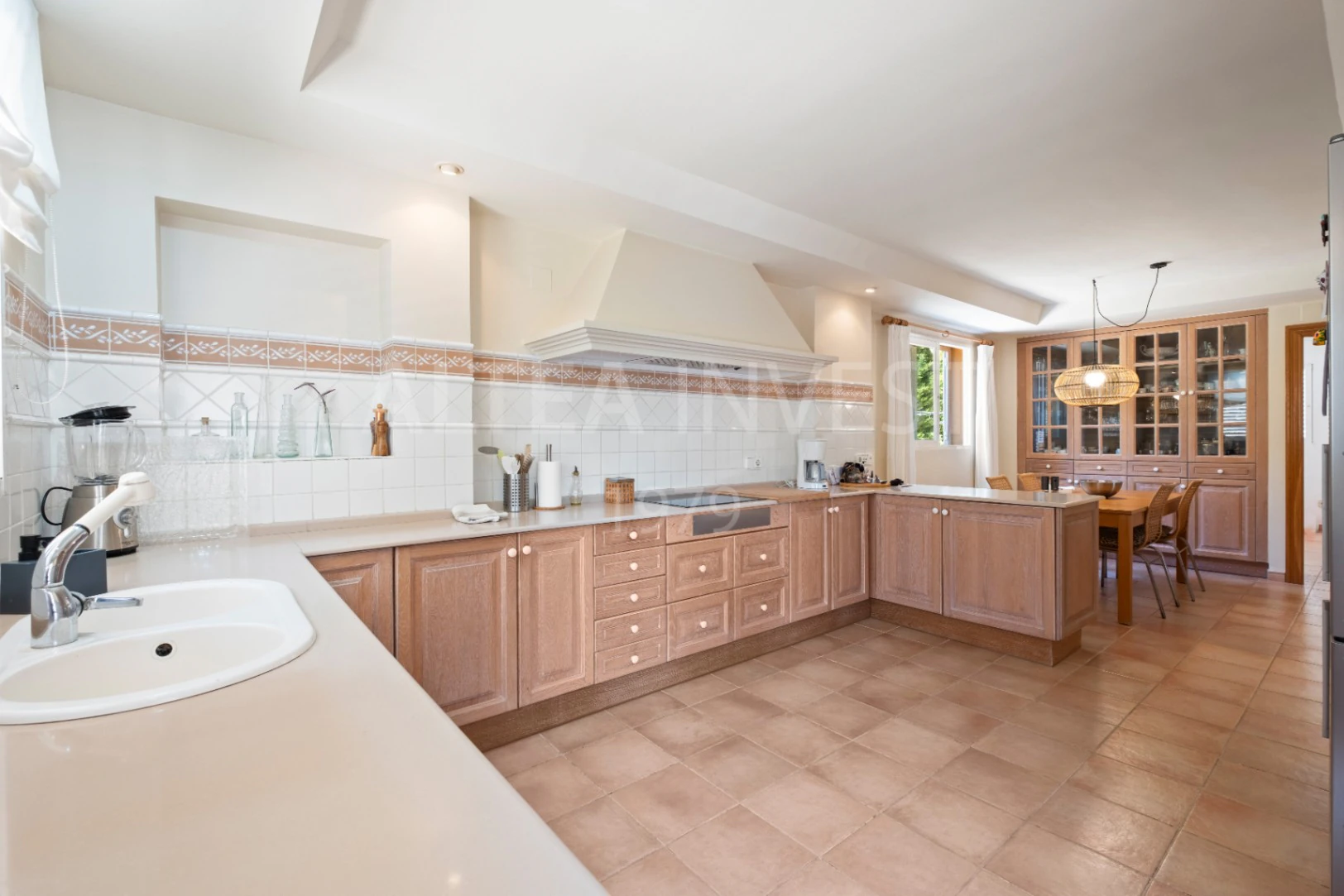 1568 - Luxury avant-garde villa with spacious areas in the exclusive Coblanca Urbanization