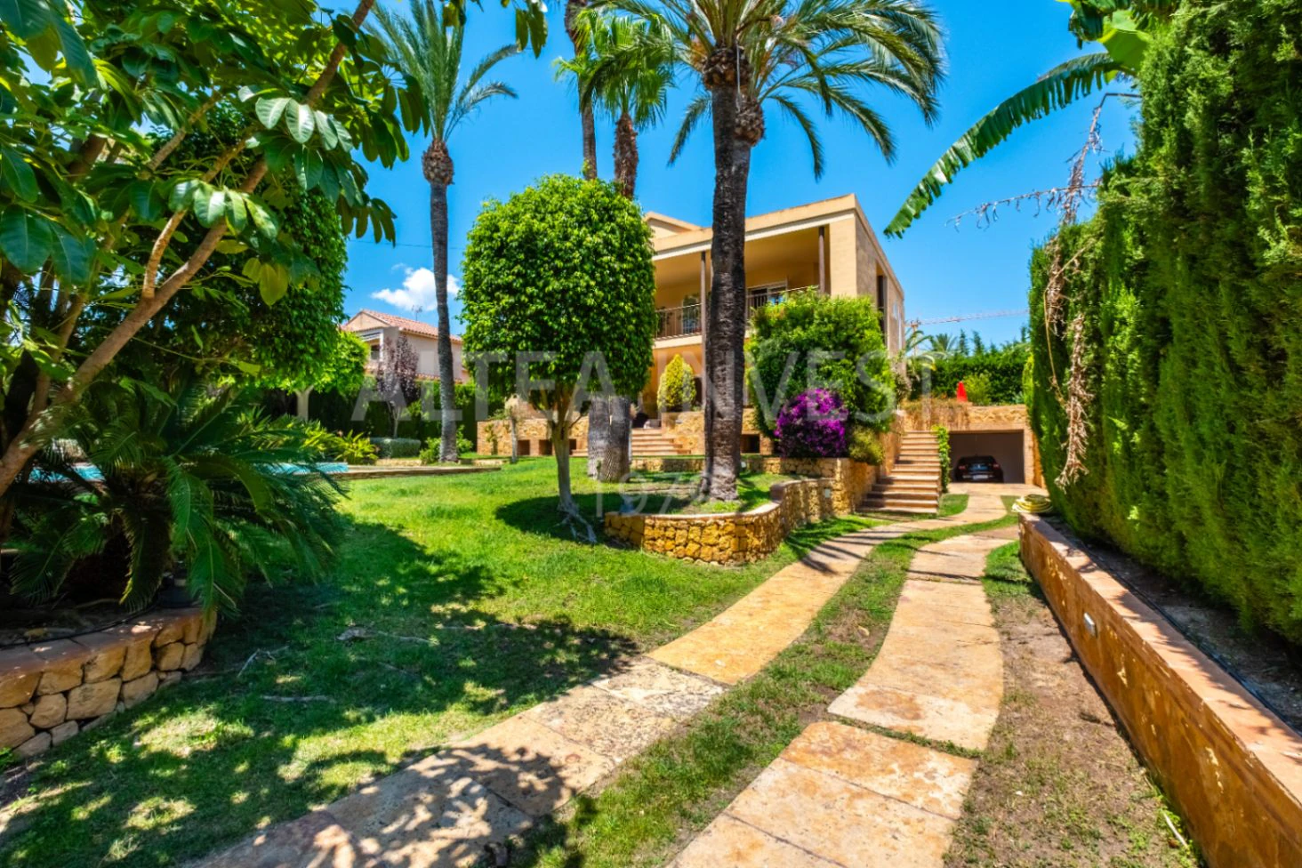 1568 - Luxury avant-garde villa with spacious areas in the exclusive Coblanca Urbanization