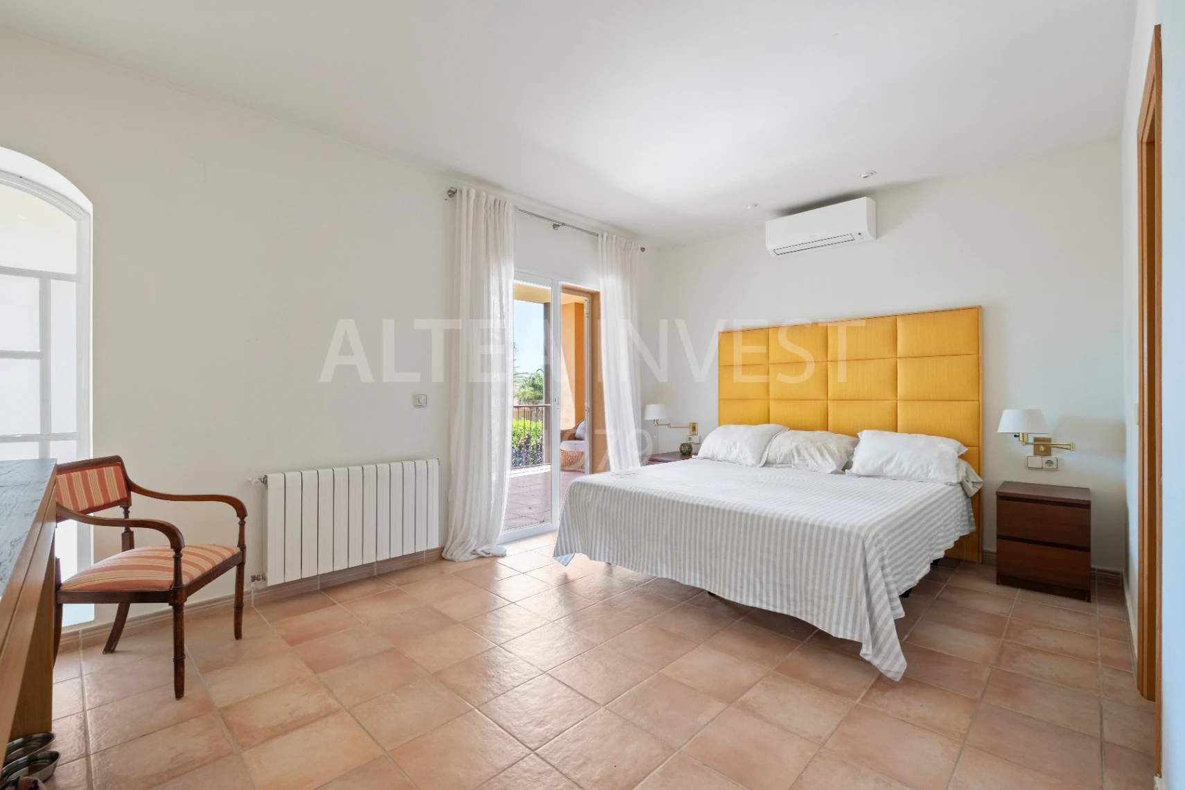 1568 - Luxury avant-garde villa with spacious areas in the exclusive Coblanca Urbanization