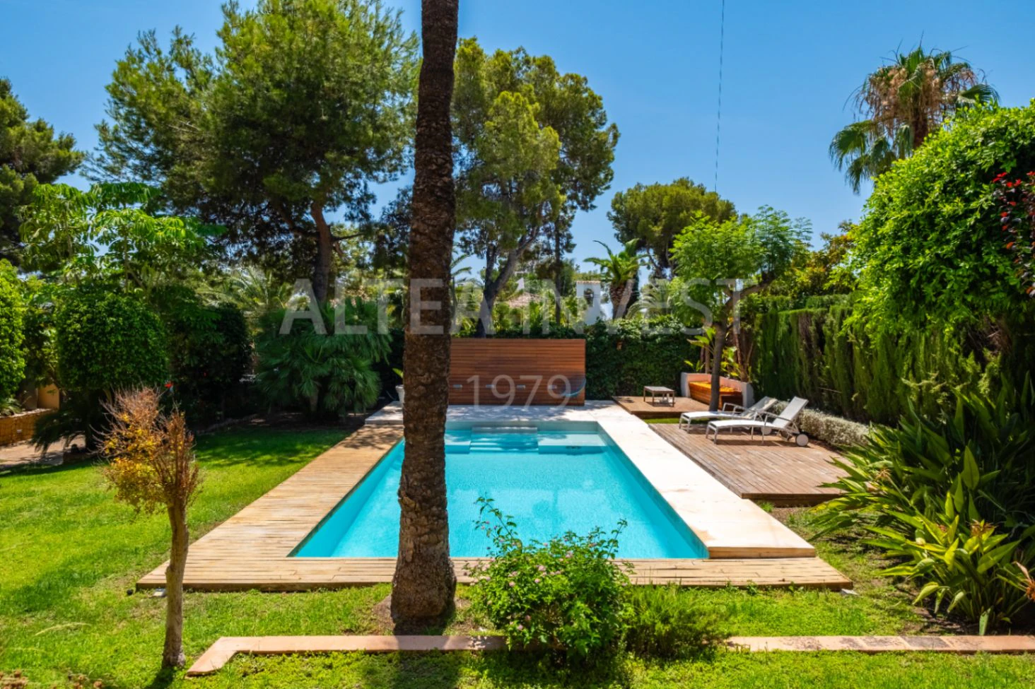 1568 - Luxury avant-garde villa with spacious areas in the exclusive Coblanca Urbanization