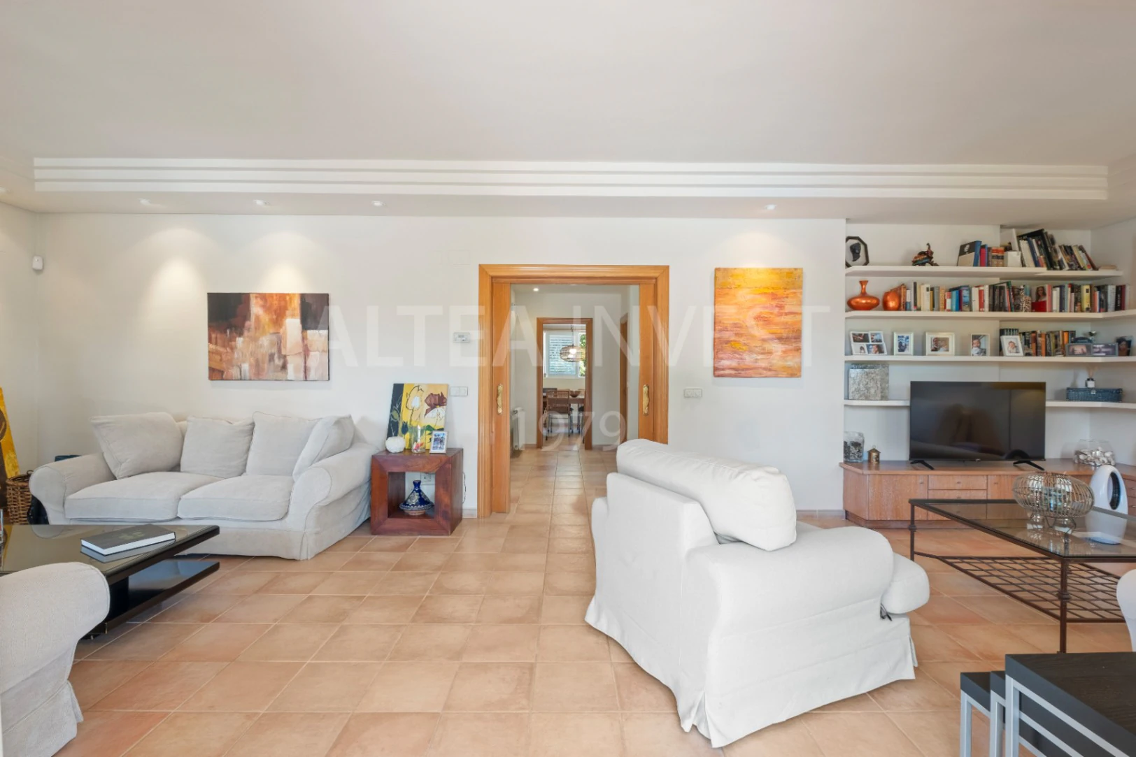 1568 - Luxury avant-garde villa with spacious areas in the exclusive Coblanca Urbanization
