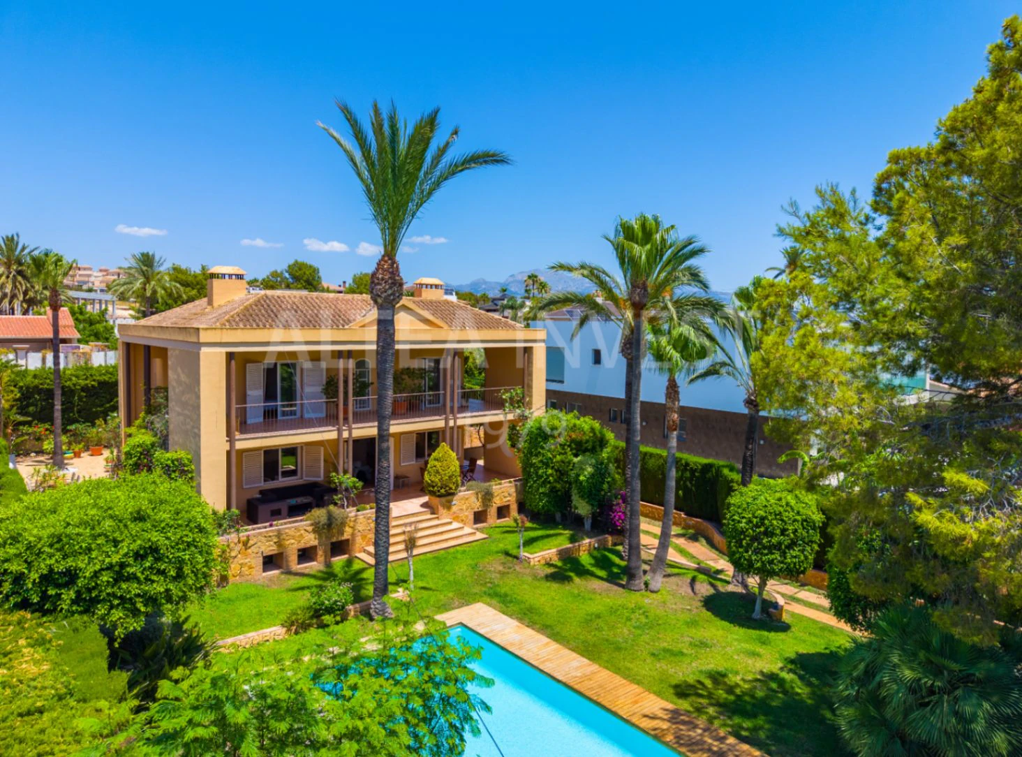 1568 - Luxury avant-garde villa with spacious areas in the exclusive Coblanca Urbanization