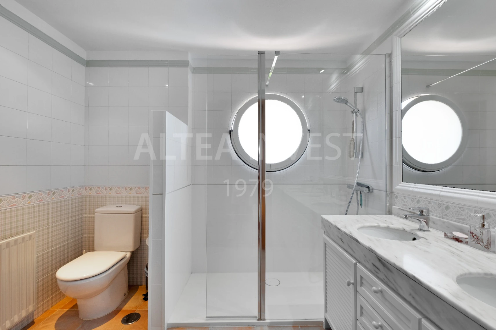 1568 - Luxury avant-garde villa with spacious areas in the exclusive Coblanca Urbanization