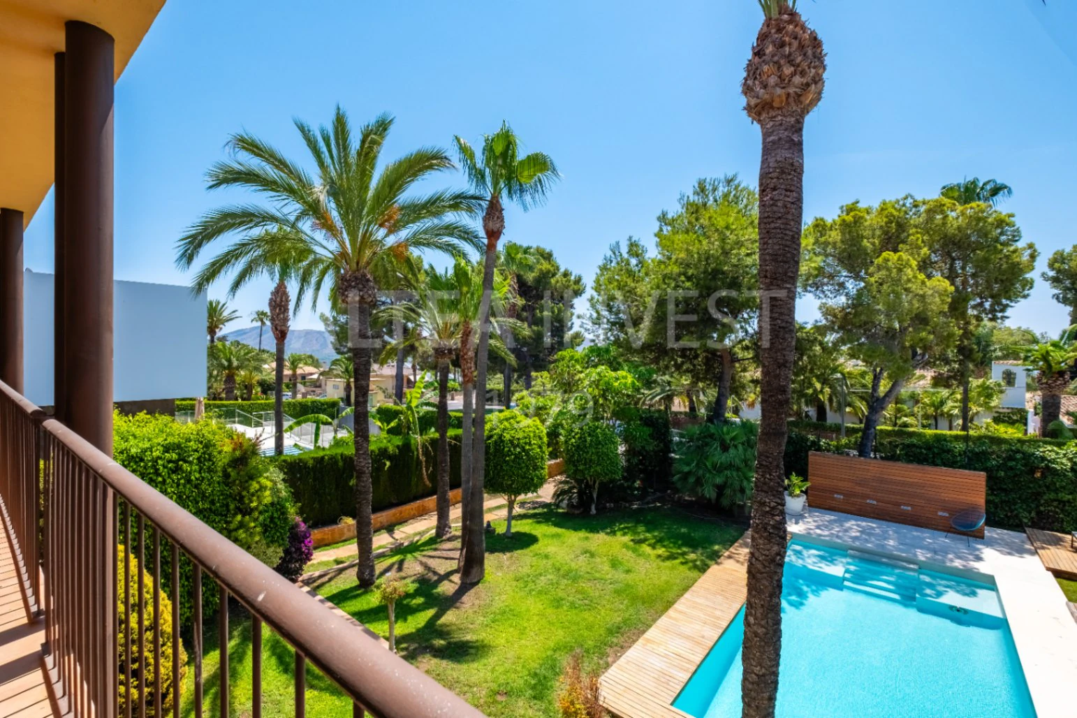1568 - Luxury avant-garde villa with spacious areas in the exclusive Coblanca Urbanization
