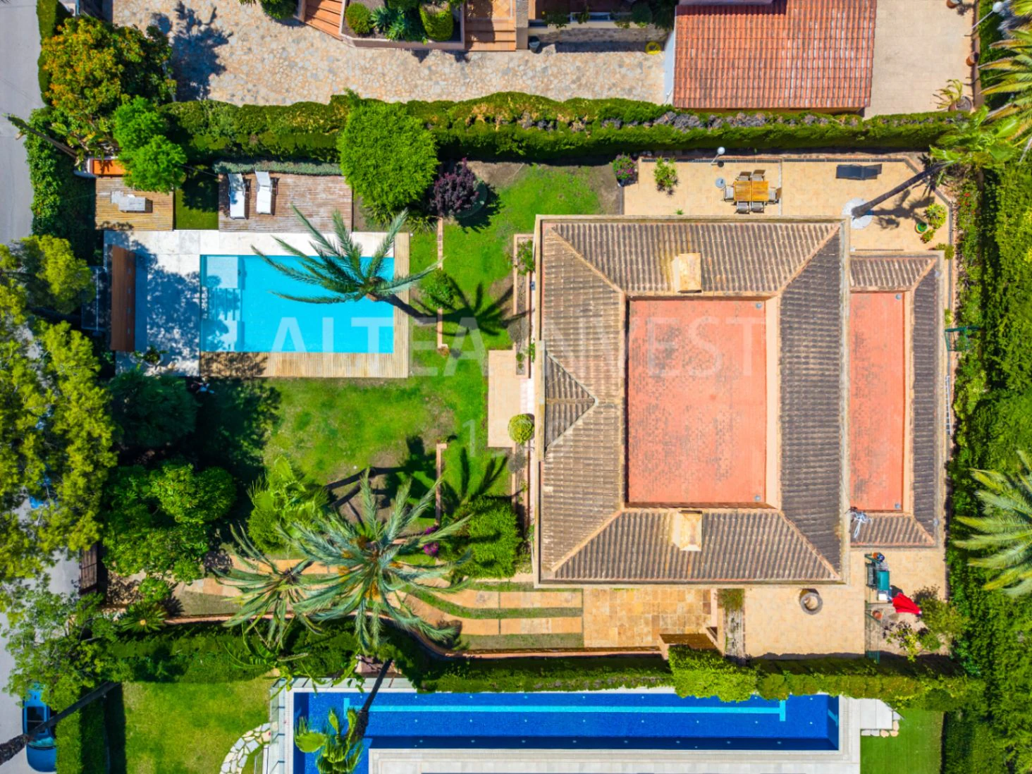 1568 - Luxury avant-garde villa with spacious areas in the exclusive Coblanca Urbanization