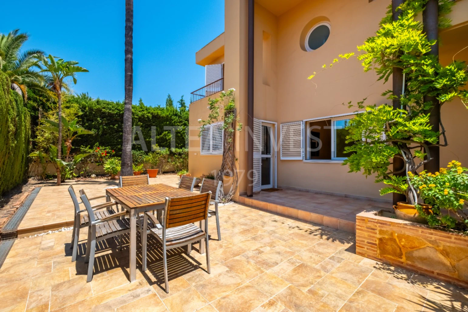 1568 - Luxury avant-garde villa with spacious areas in the exclusive Coblanca Urbanization