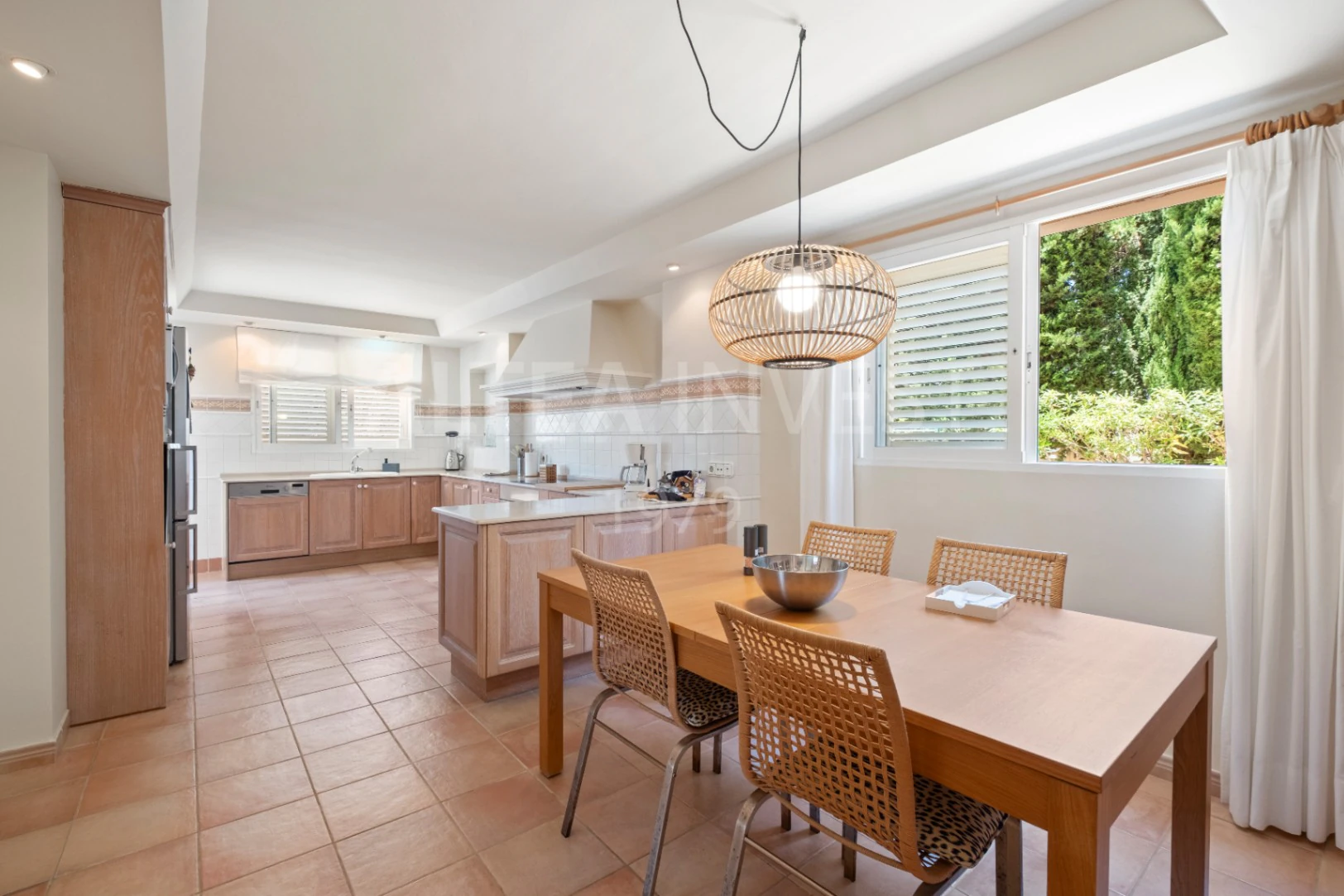 1568 - Luxury avant-garde villa with spacious areas in the exclusive Coblanca Urbanization