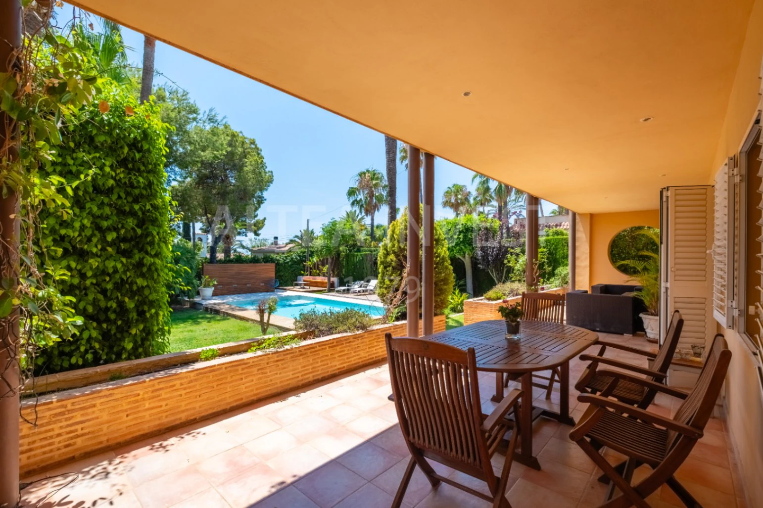 1568 - Luxury avant-garde villa with spacious areas in the exclusive Coblanca Urbanization