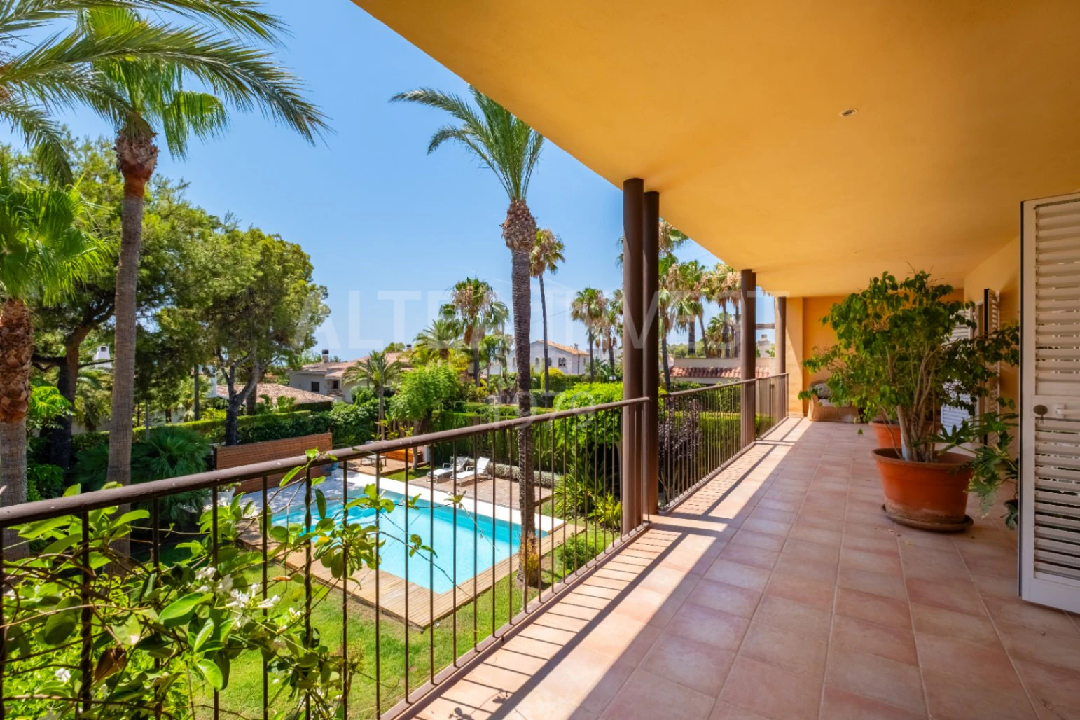 1568 - Luxury avant-garde villa with spacious areas in the exclusive Coblanca Urbanization