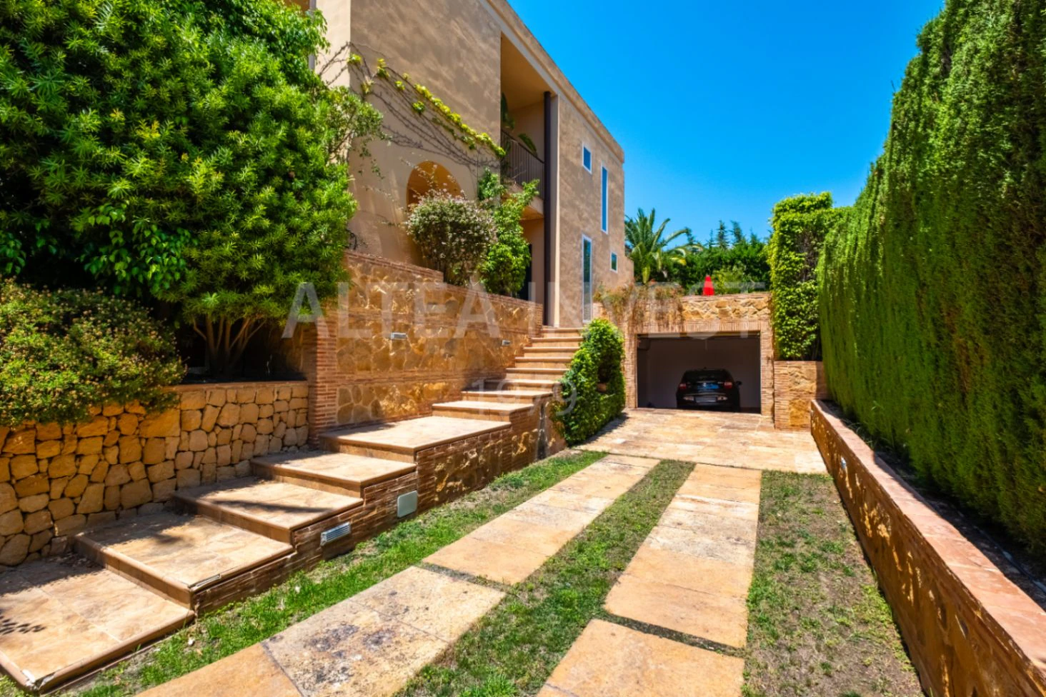 1568 - Luxury avant-garde villa with spacious areas in the exclusive Coblanca Urbanization