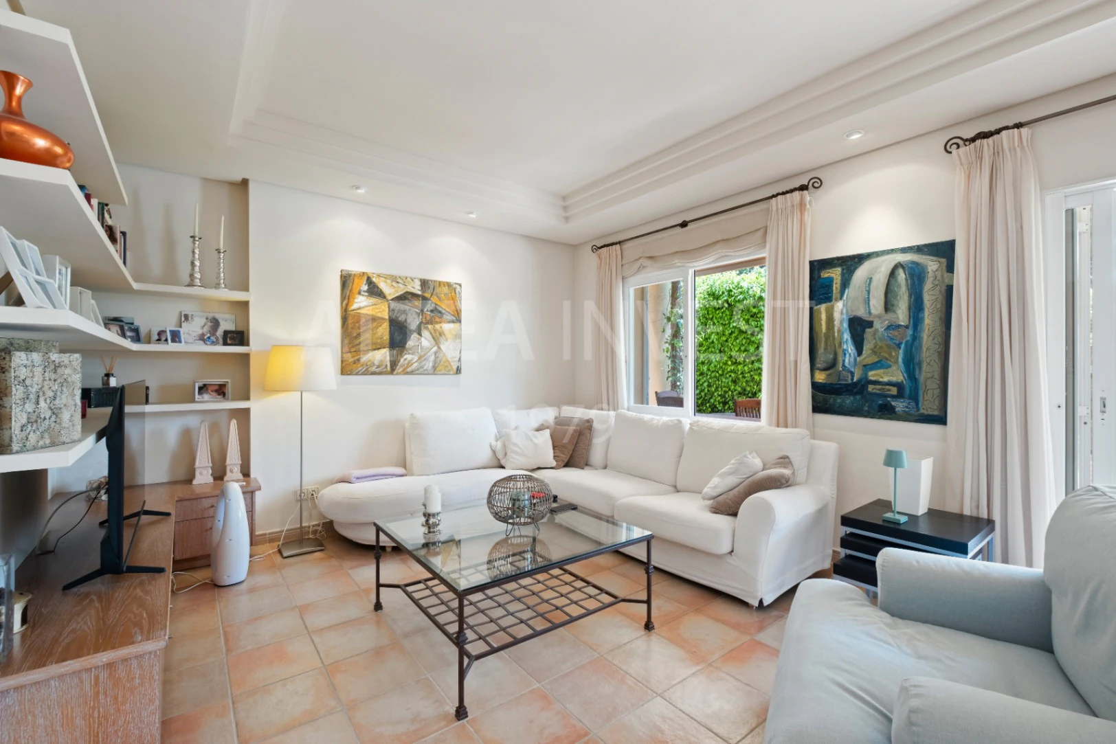 1568 - Luxury avant-garde villa with spacious areas in the exclusive Coblanca Urbanization