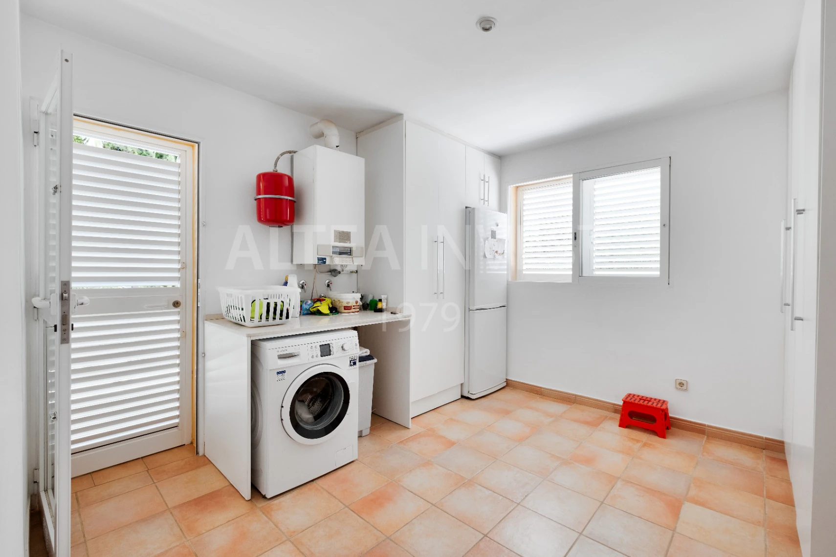 1568 - Luxury avant-garde villa with spacious areas in the exclusive Coblanca Urbanization