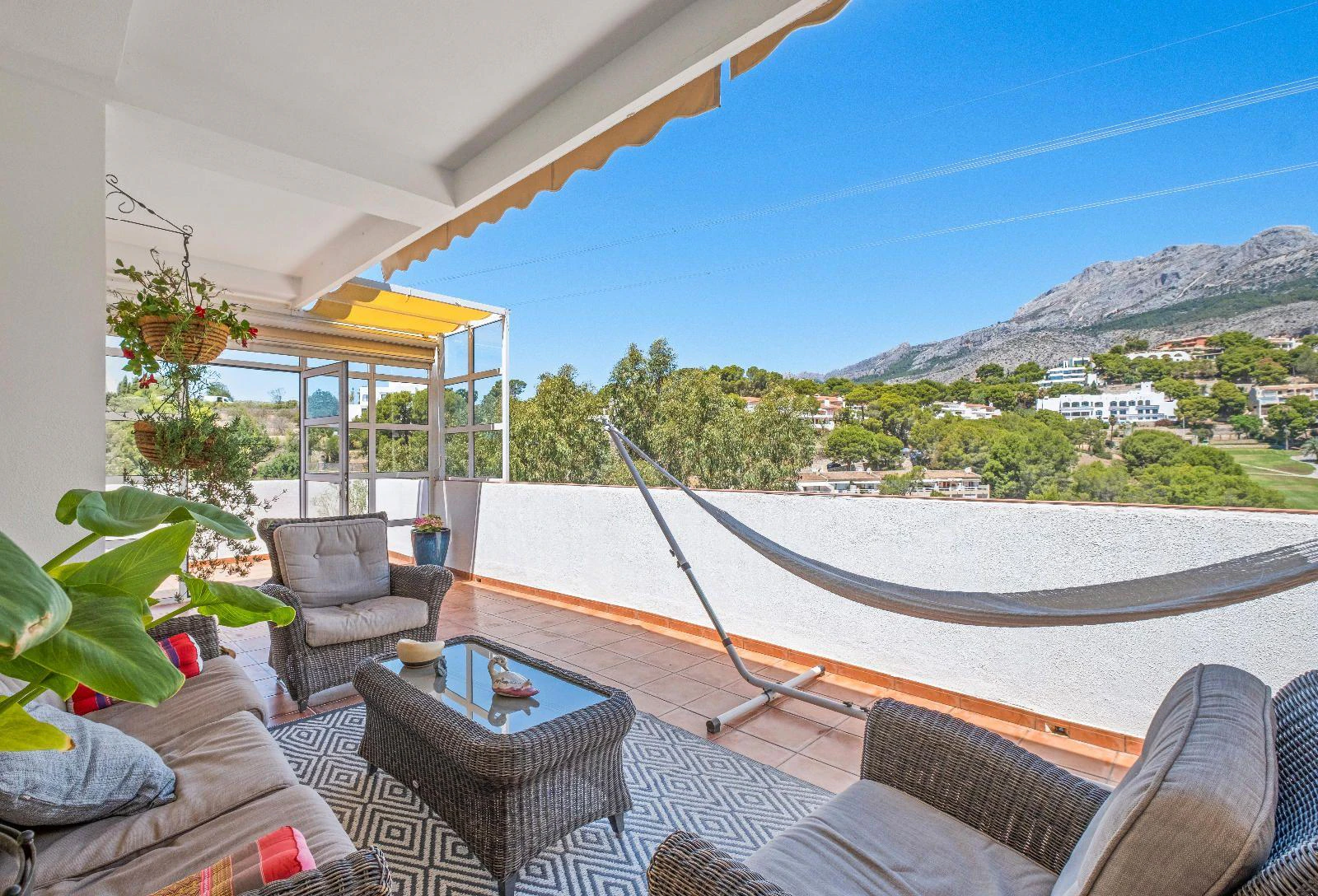 1294 - Elegant Contemporary Villa on the Frontline of the Golf Club