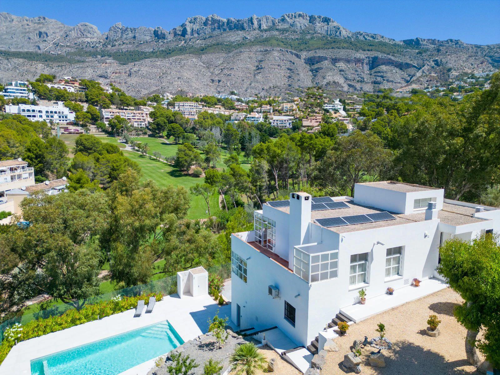 1294 - Elegant Contemporary Villa on the Frontline of the Golf Club