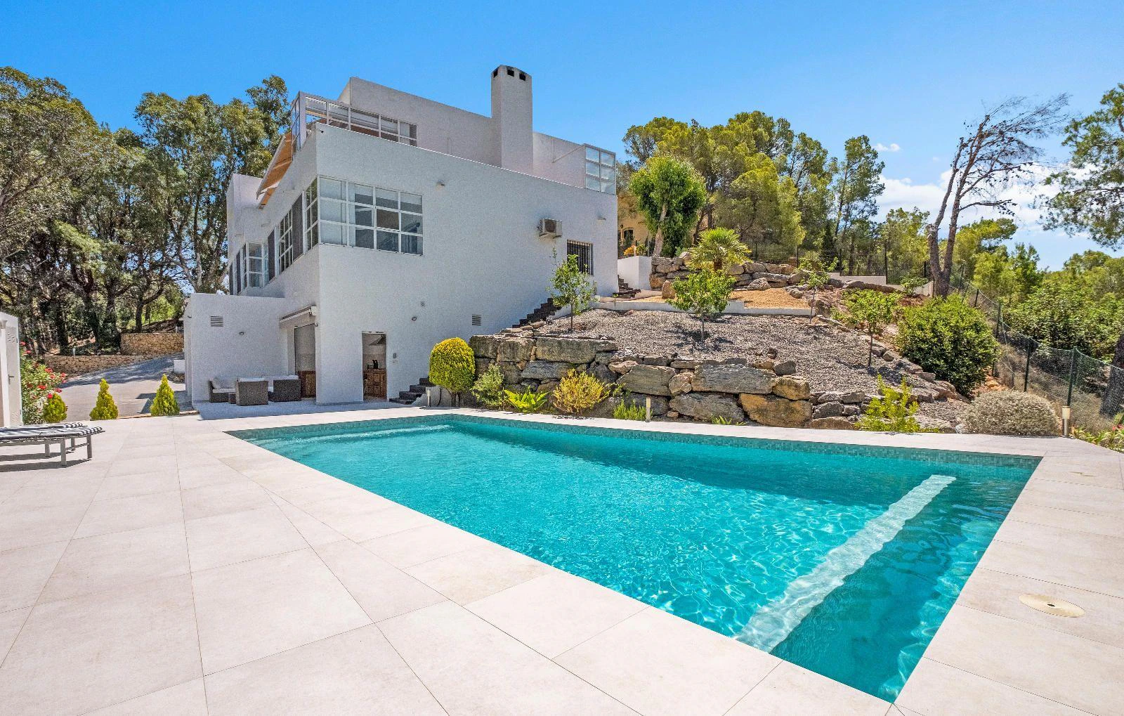 1294 - Elegant Contemporary Villa on the Frontline of the Golf Club