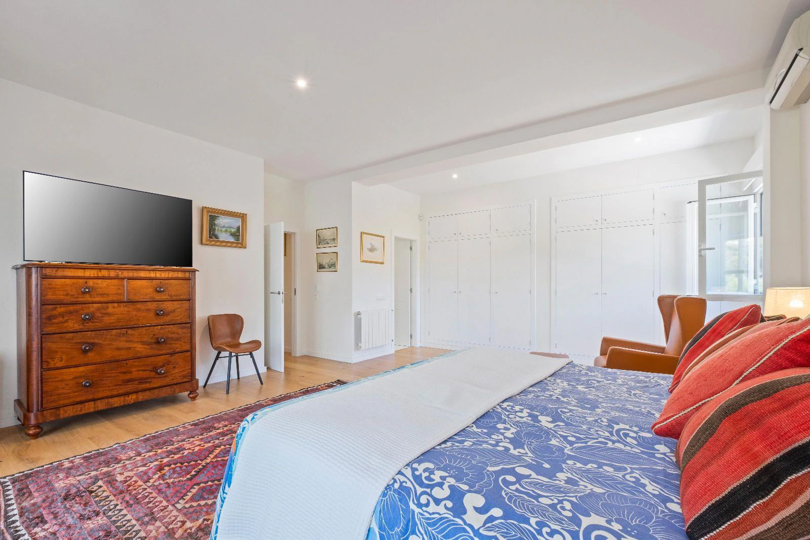 1294 - Elegant Contemporary Villa on the Frontline of the Golf Club