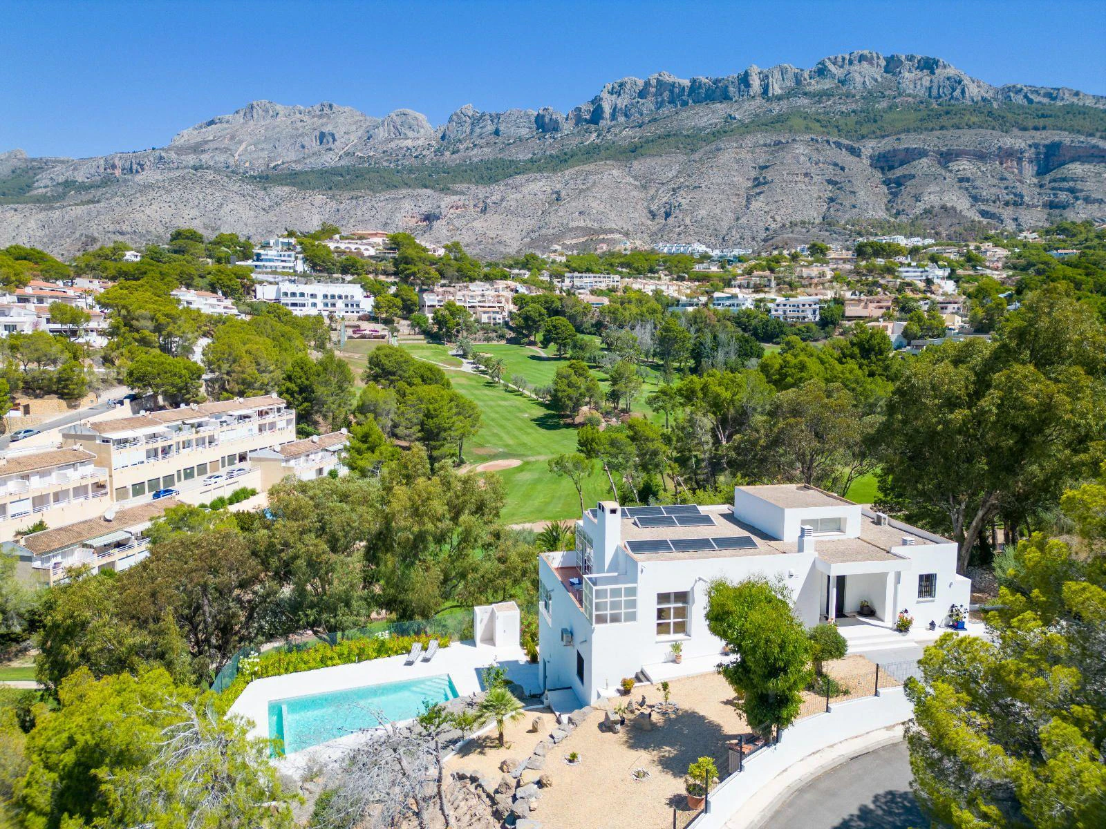 1294 - Elegant Contemporary Villa on the Frontline of the Golf Club