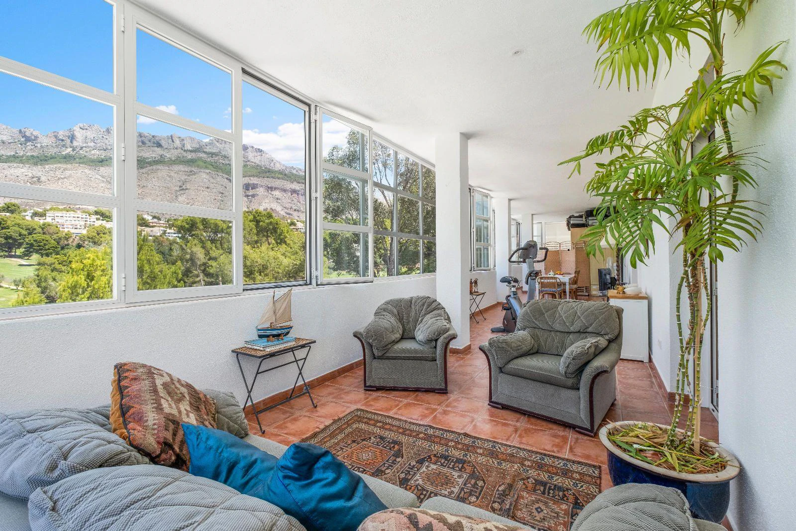 1294 - Elegant Contemporary Villa on the Frontline of the Golf Club